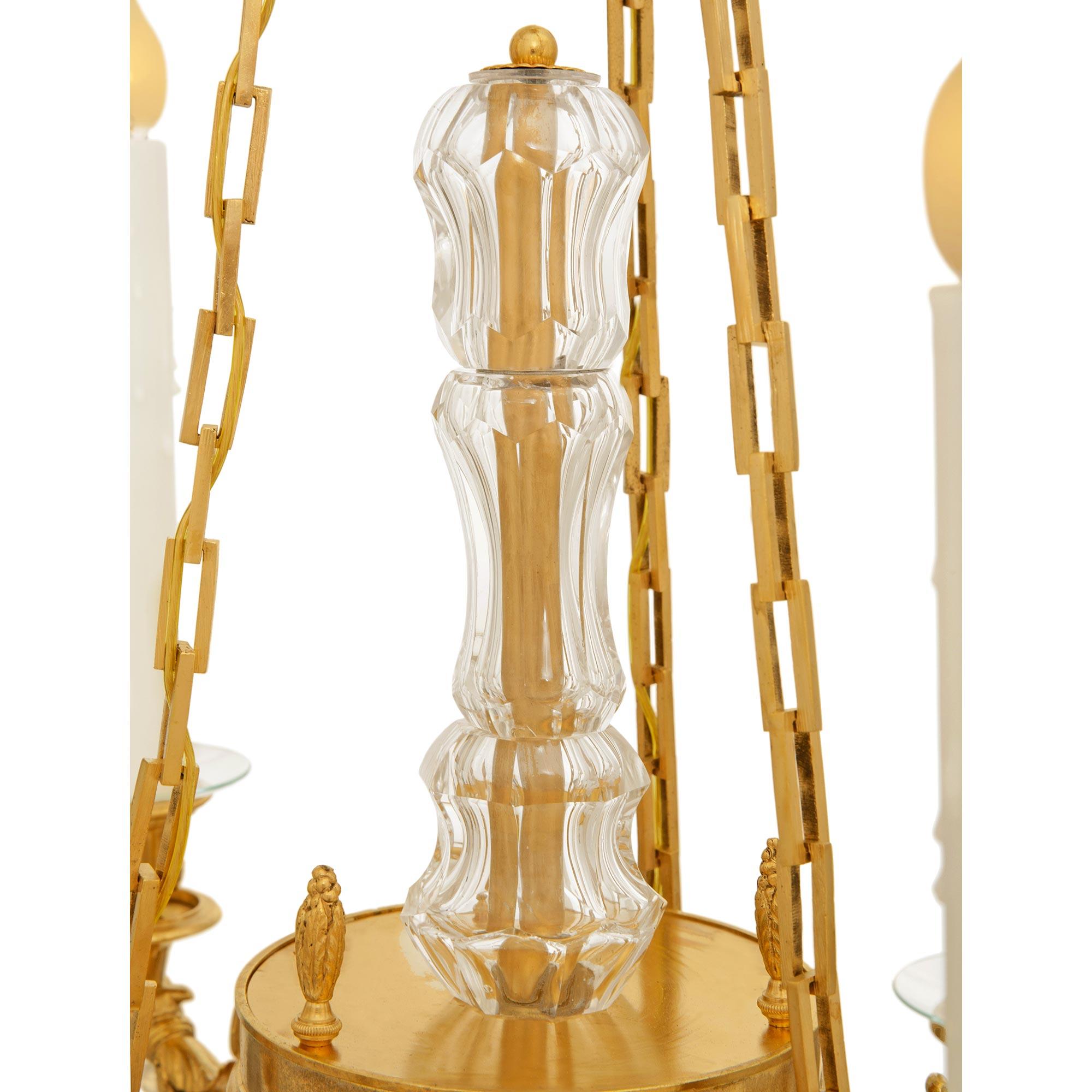Lampadario francese del XIX secolo in stile Luigi XVI in Ormolu e cristallo Baccarat in vendita 1