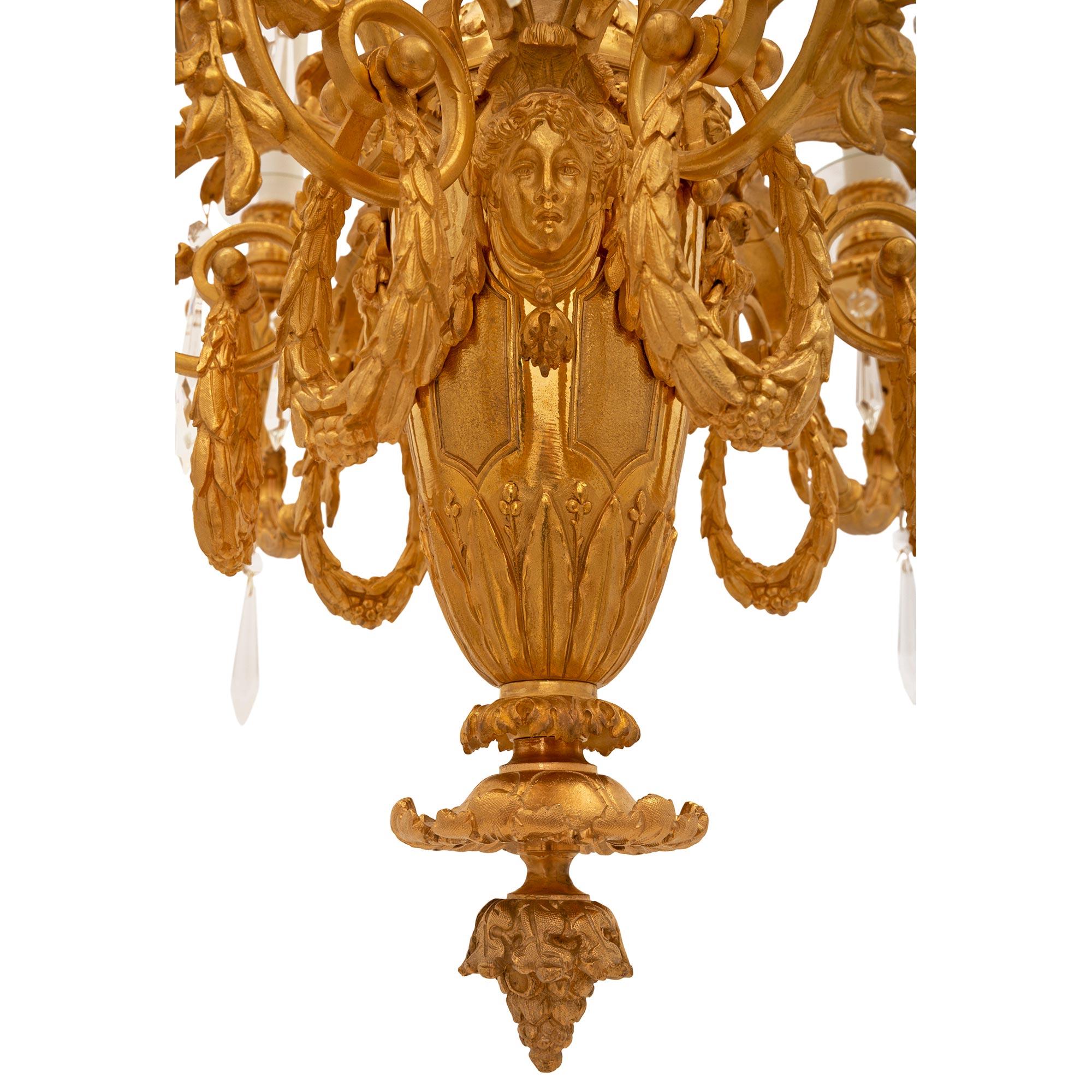 Kronleuchter aus Goldbronze und Baccarat-Kristall im Louis-XVI-Stil des 19. Jahrhunderts im Angebot 2