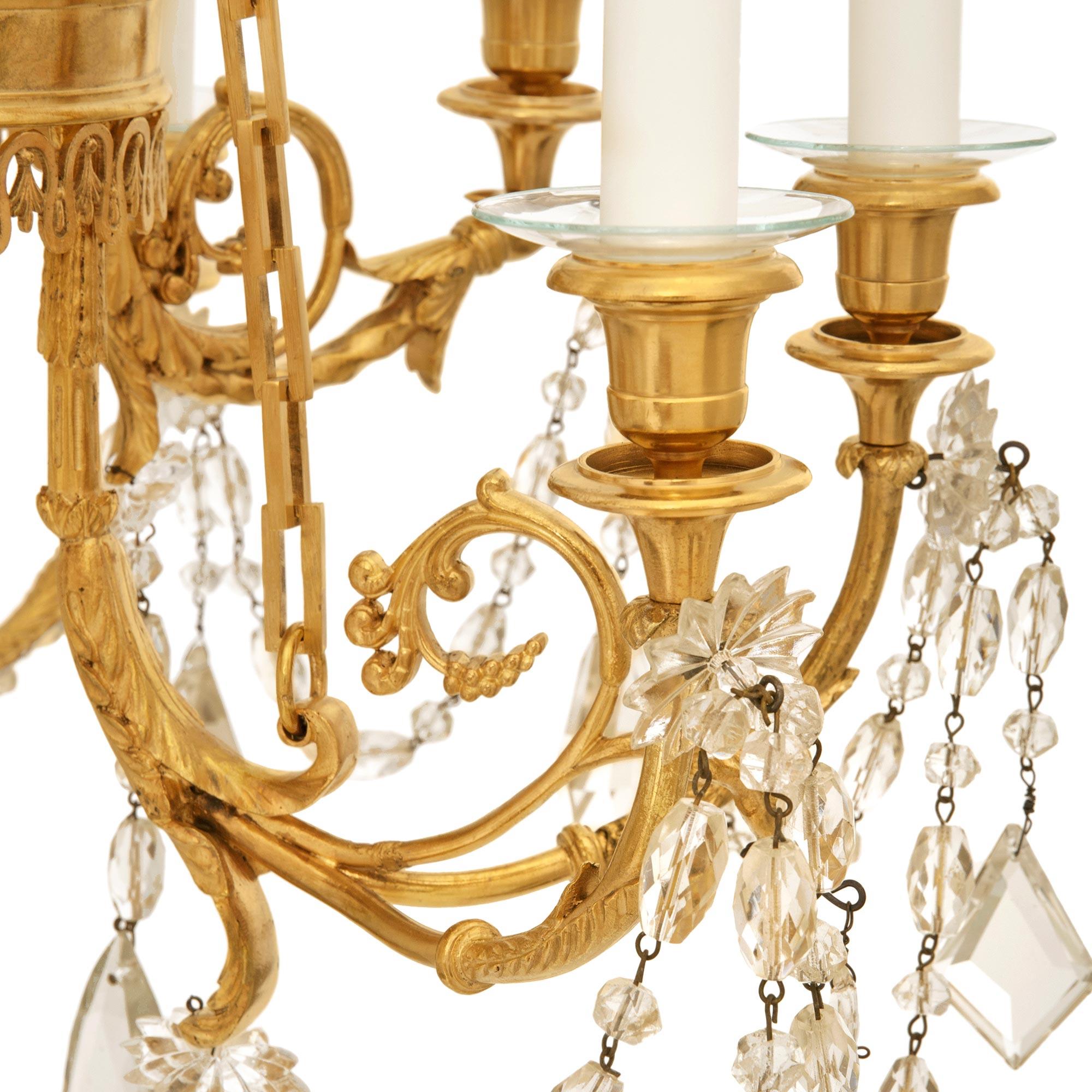 Lampadario francese del XIX secolo in stile Luigi XVI in Ormolu e cristallo Baccarat in vendita 2