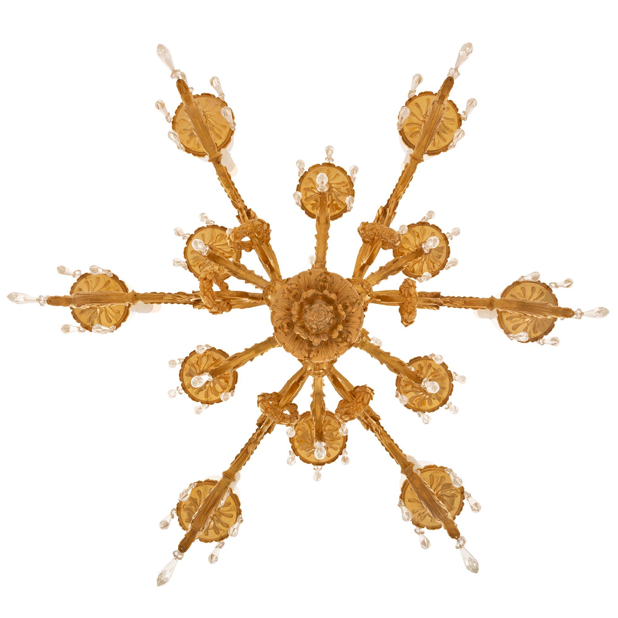 Kronleuchter aus Goldbronze und Baccarat-Kristall im Louis-XVI-Stil des 19. Jahrhunderts im Angebot 3