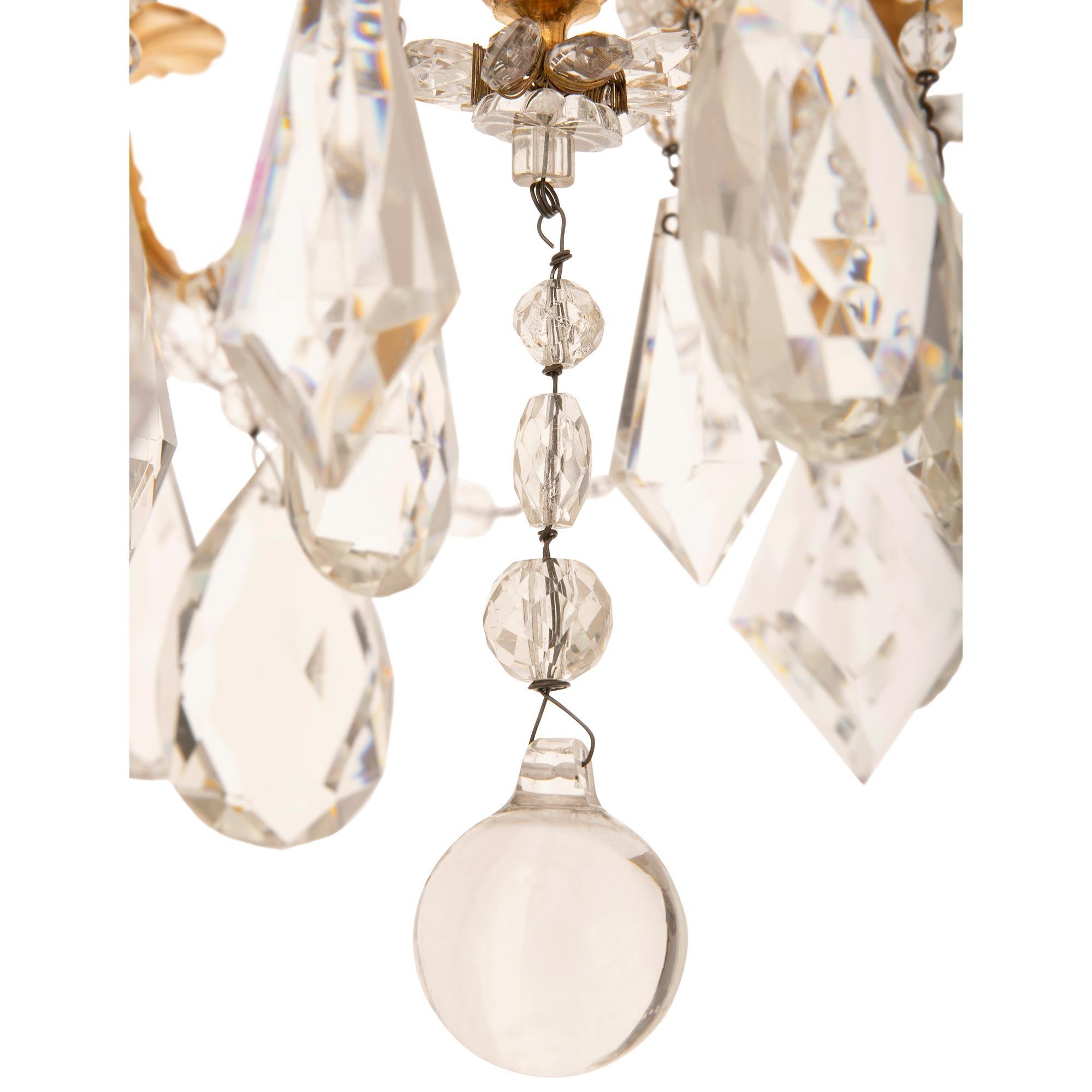 Französischer Louis-XVI-Kronleuchter aus Goldbronze und Baccarat-Kristall aus dem 19. Jahrhundert im Angebot 4