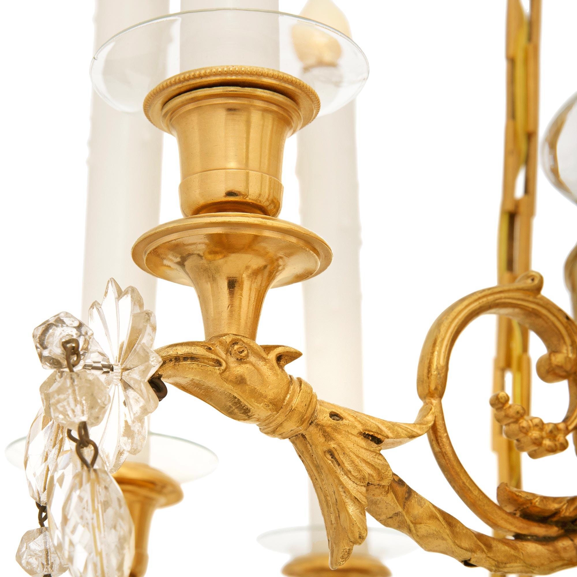 Lampadario francese del XIX secolo in stile Luigi XVI in Ormolu e cristallo Baccarat in vendita 3