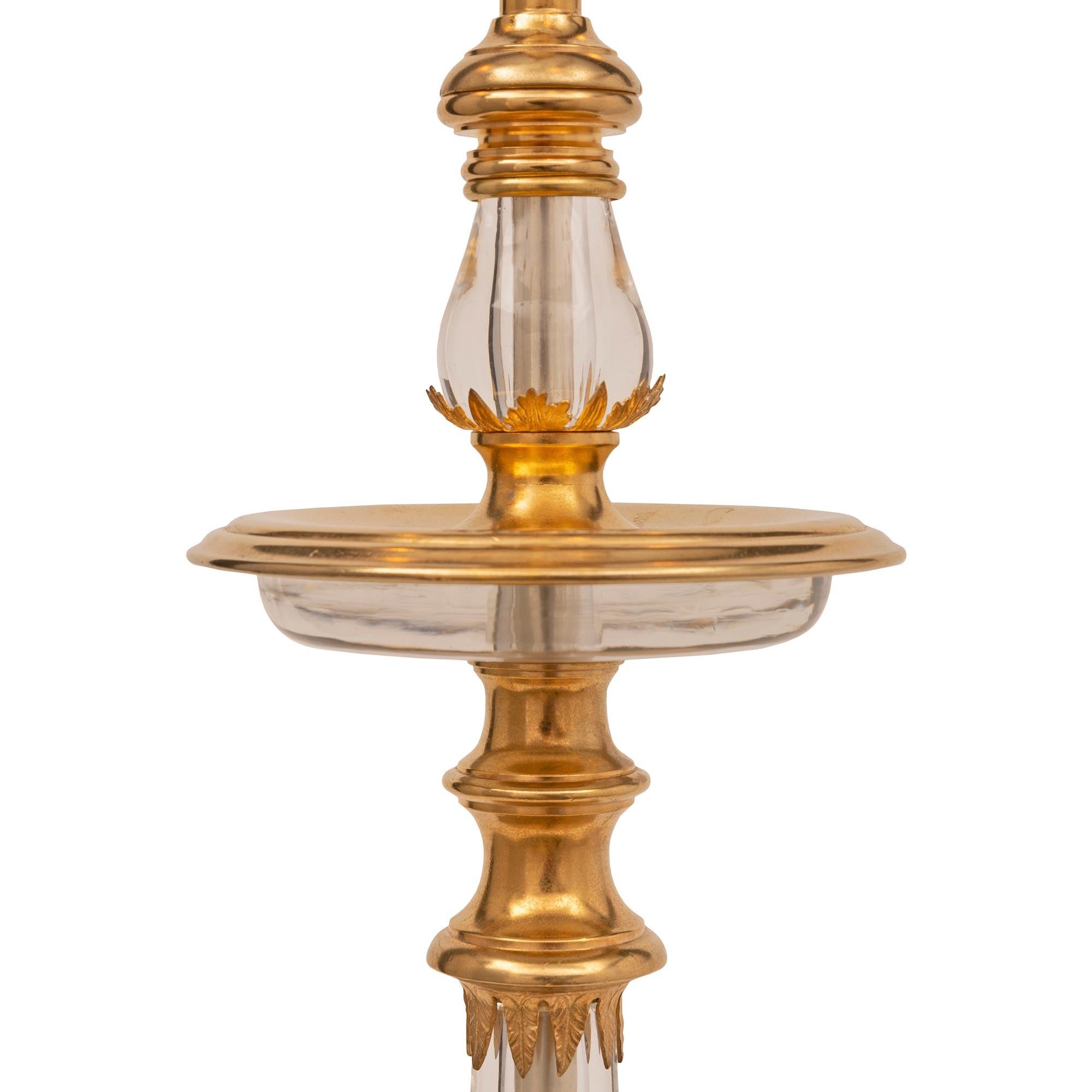 Français Lampe française du 19ème siècle de style Louis XVI en ormolu et cristal de Baccarat en vente