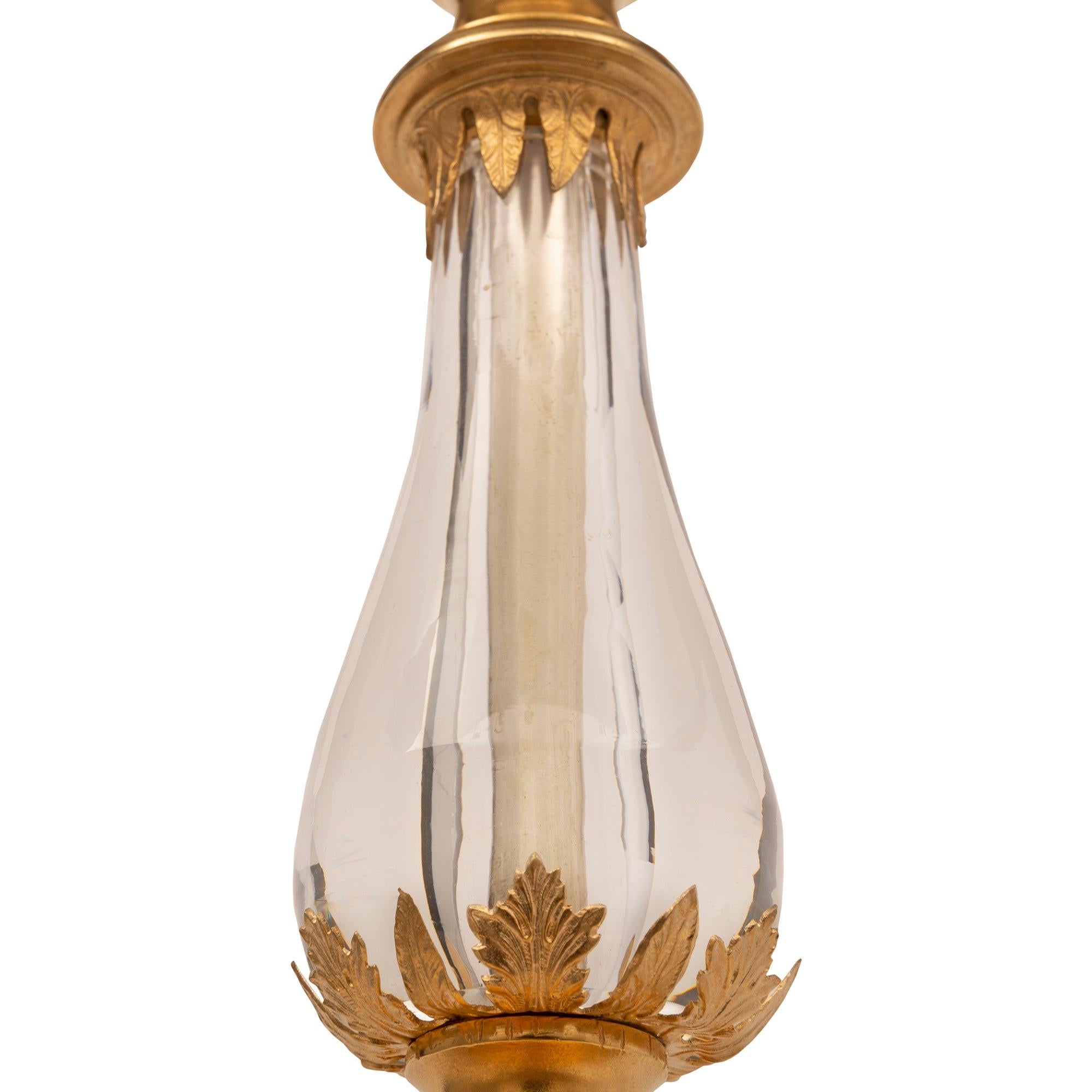XIXe siècle Lampe française du 19ème siècle de style Louis XVI en ormolu et cristal de Baccarat en vente