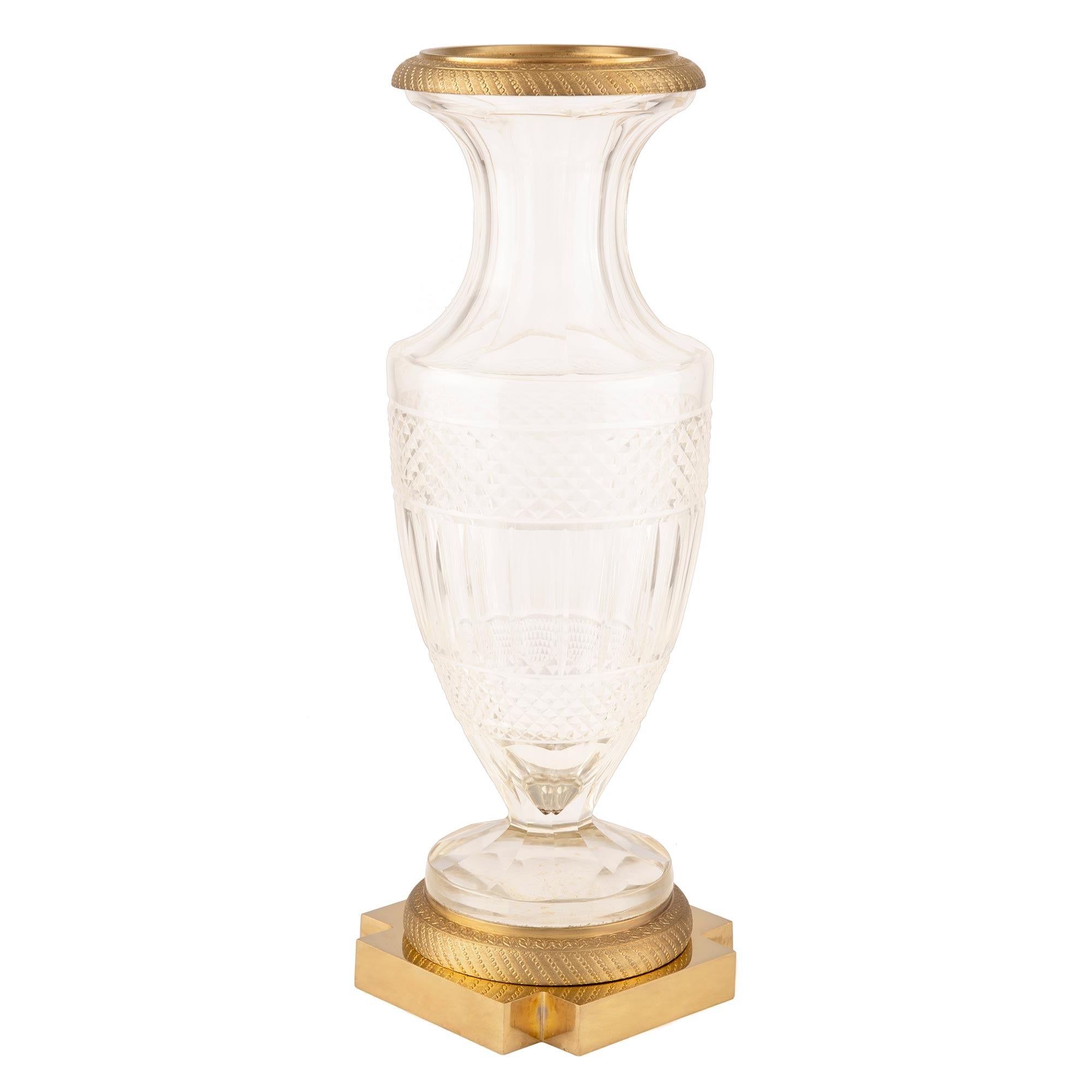 Français Vase français du 19ème siècle de style Louis XVI en bronze doré et cristal de Baccarat en vente