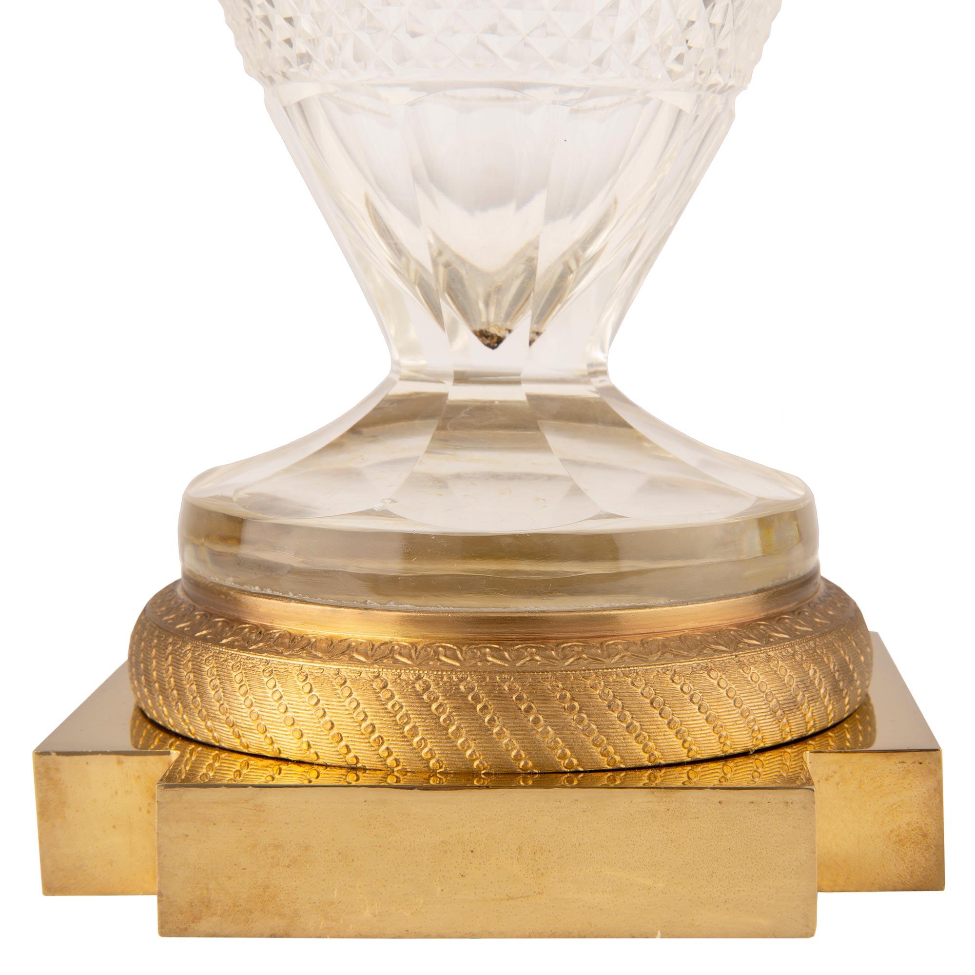 Cristal Vase français du 19ème siècle de style Louis XVI en bronze doré et cristal de Baccarat en vente