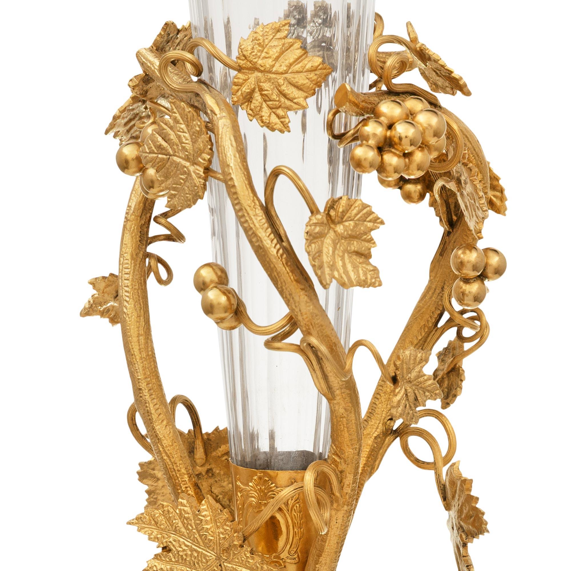 Cristallo Vaso francese del XIX secolo Louis XVI st. in ormolu e cristallo Baccarat in vendita