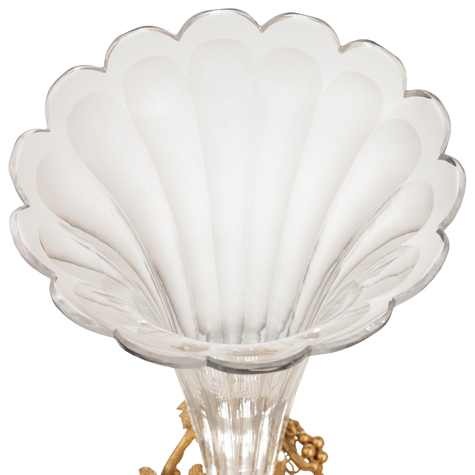 Vaso francese del XIX secolo Louis XVI st. in ormolu e cristallo Baccarat in vendita 2