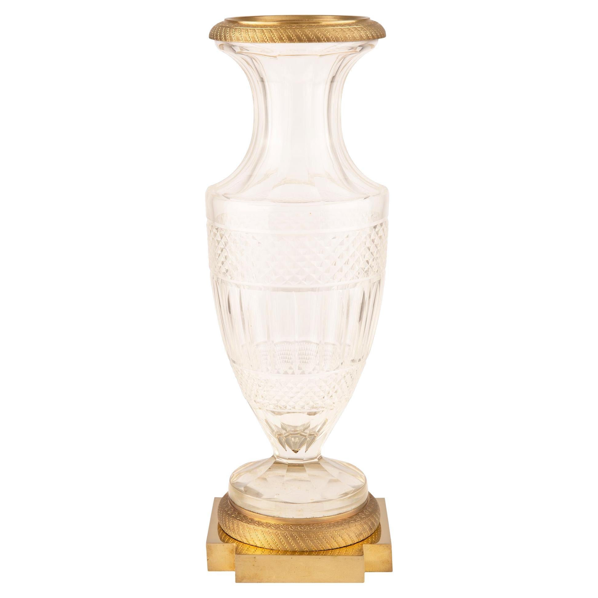 Vase français du 19ème siècle de style Louis XVI en bronze doré et cristal de Baccarat en vente