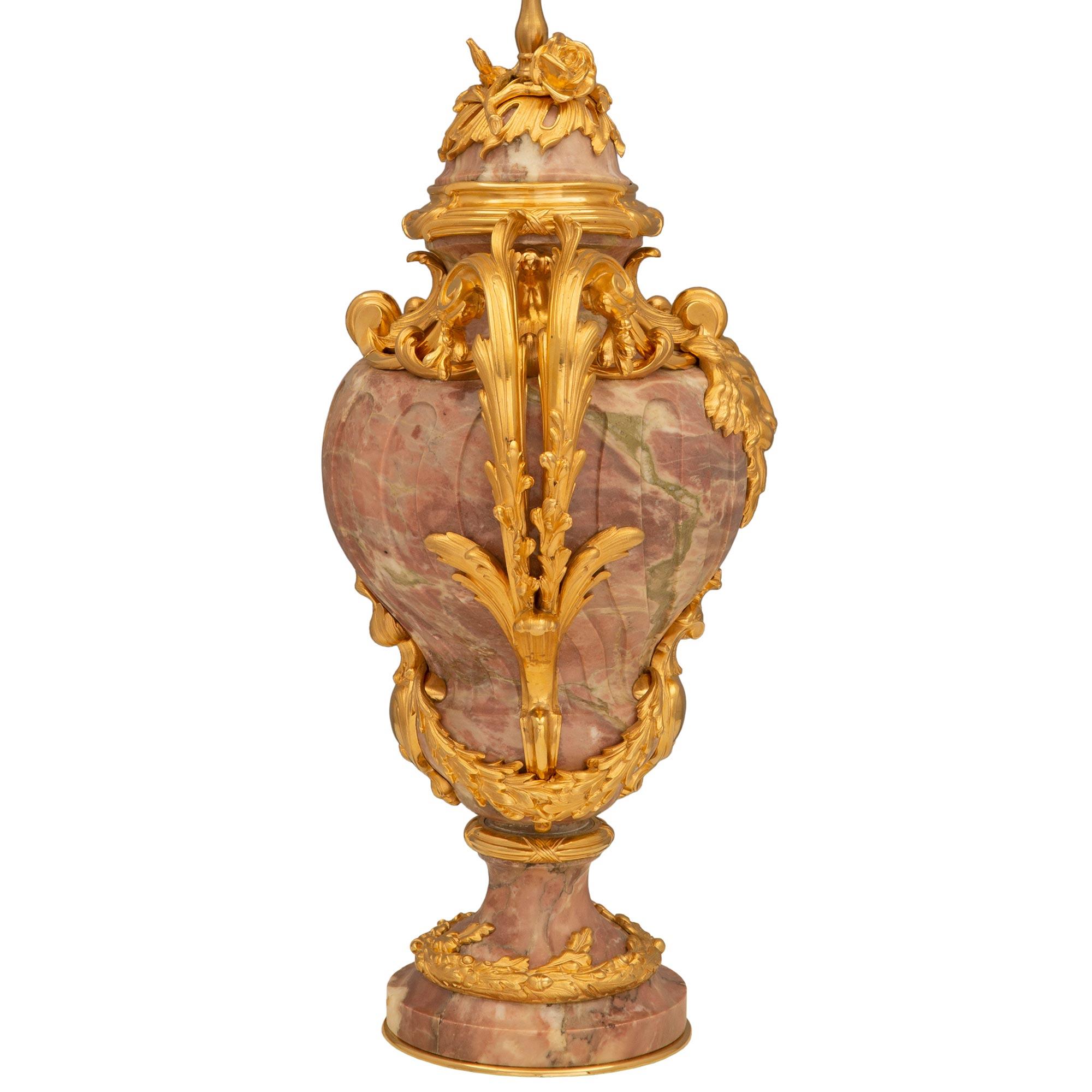 Français Lampe Louis XVI du XIXe siècle en bronze doré et marbre Brèche Violette en vente