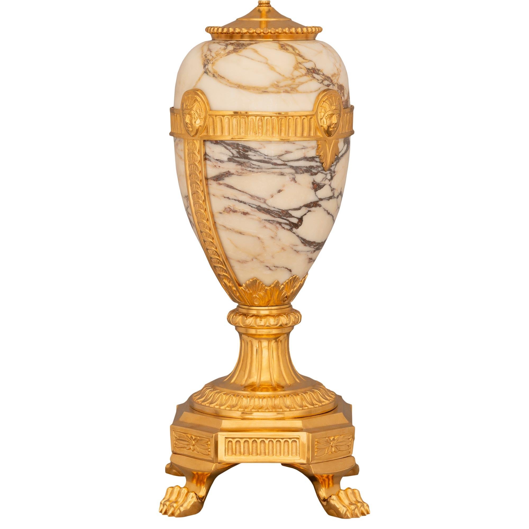 Francese Lampada francese del XIX secolo in stile Luigi XVI in Ormolu e marmo di Violette in vendita