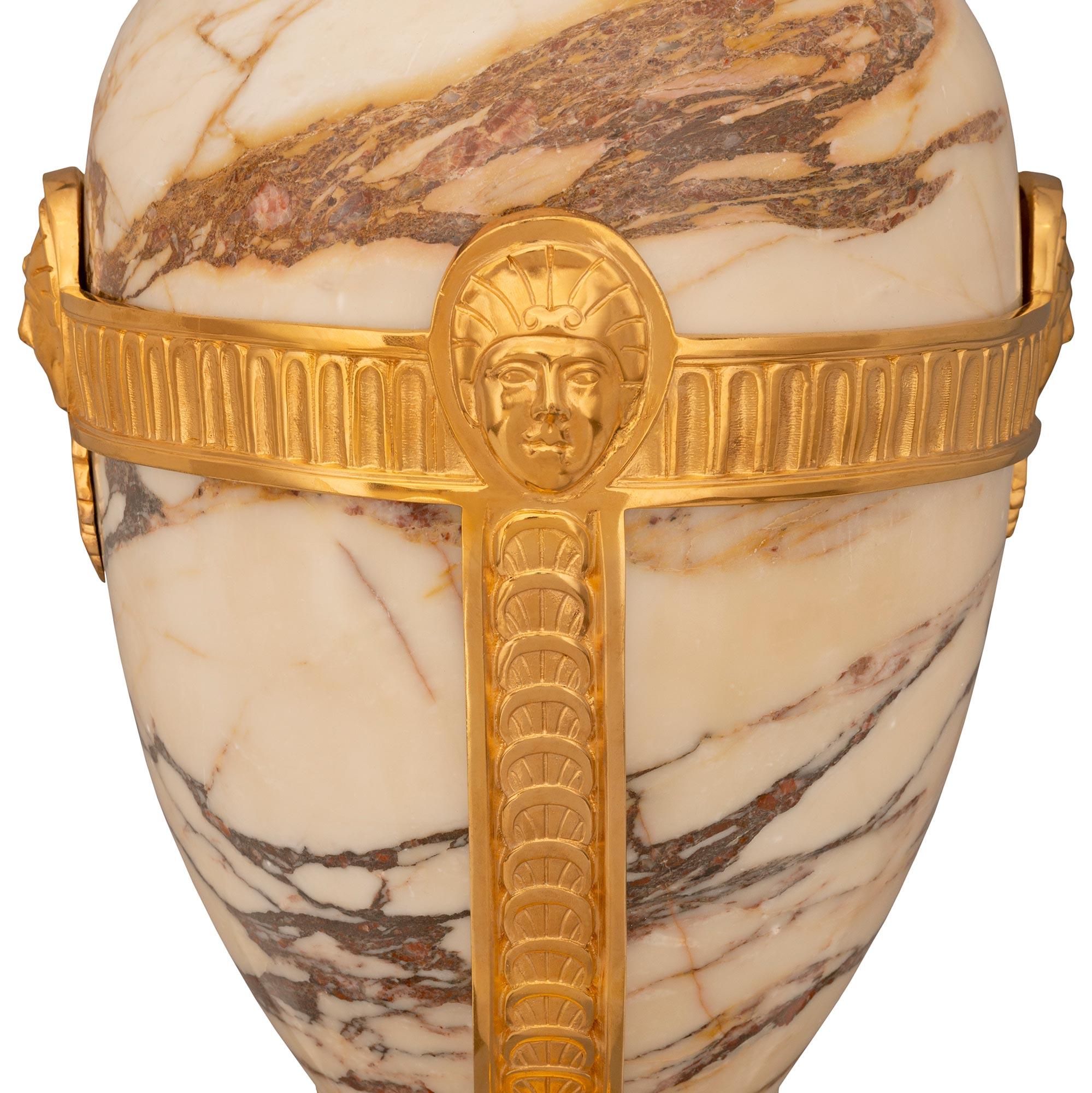 Lampada francese del XIX secolo in stile Luigi XVI in Ormolu e marmo di Violette in vendita 1