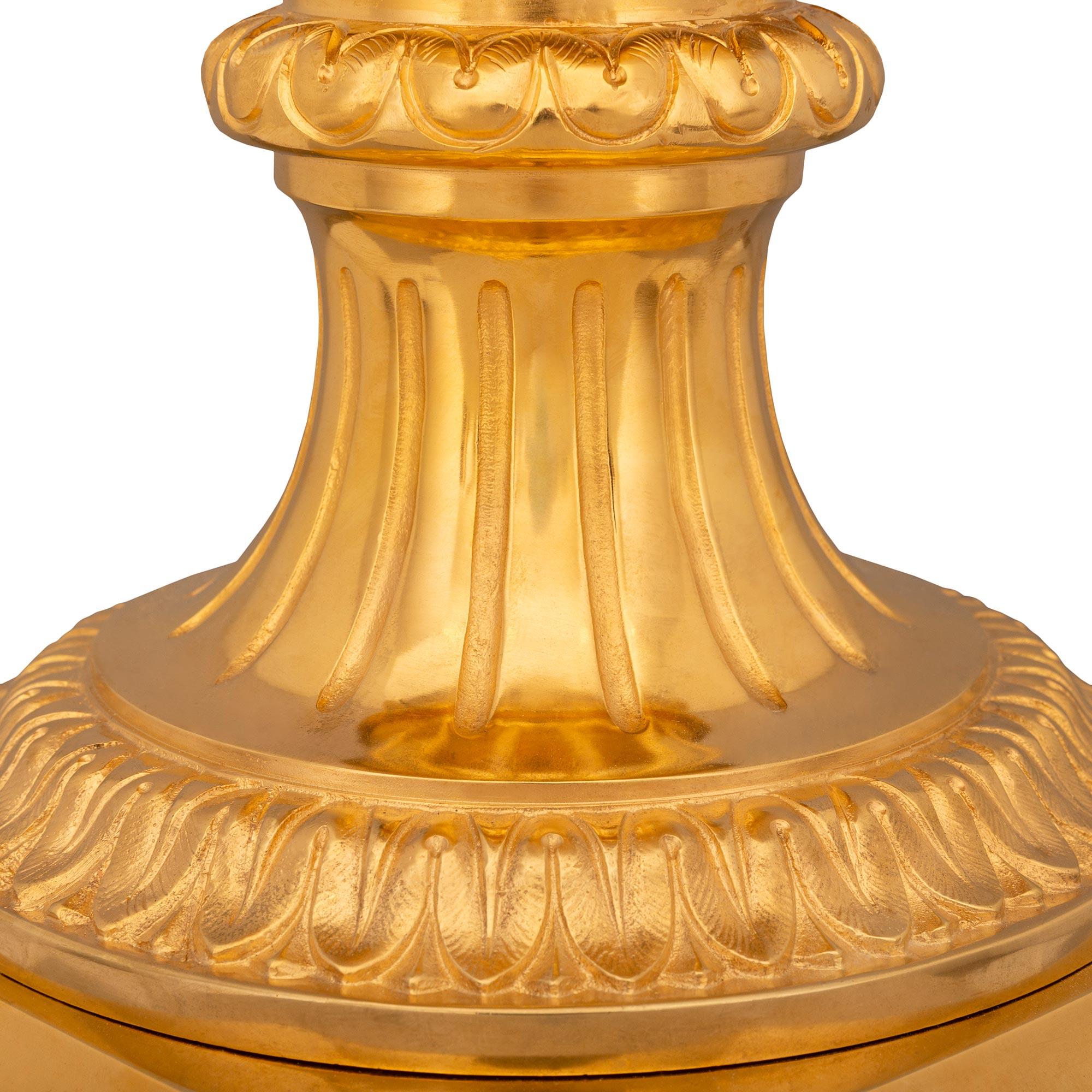 Lampada francese del XIX secolo in stile Luigi XVI in Ormolu e marmo di Violette in vendita 2
