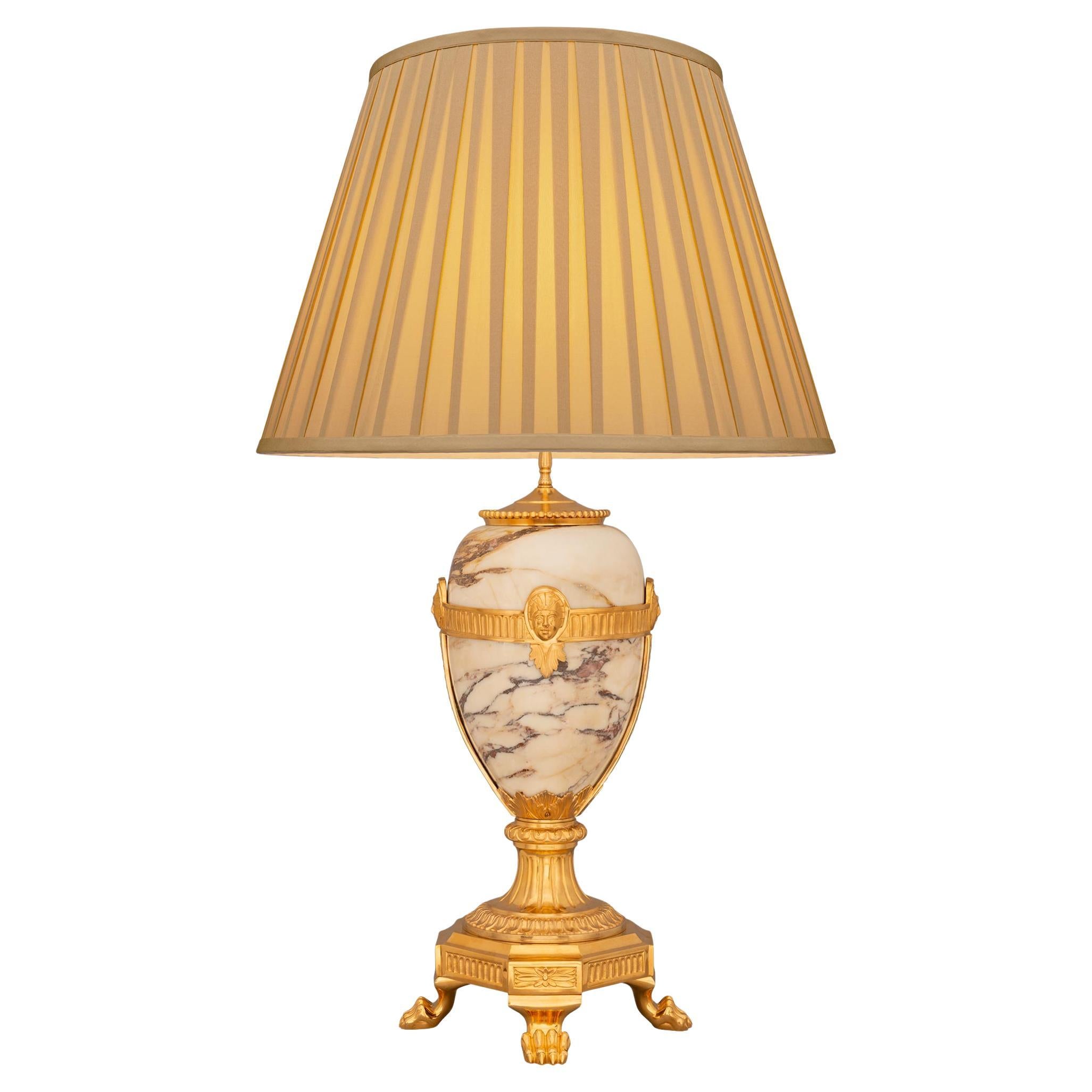 Lampada francese del XIX secolo in stile Luigi XVI in Ormolu e marmo di Violette