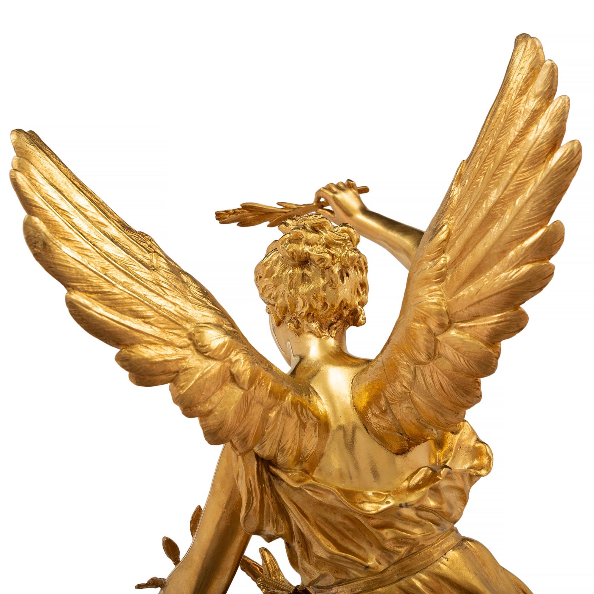 Bronze doré Statue française du 19ème siècle de style Louis XVI en bronze doré et marbre Brèche Violette en vente