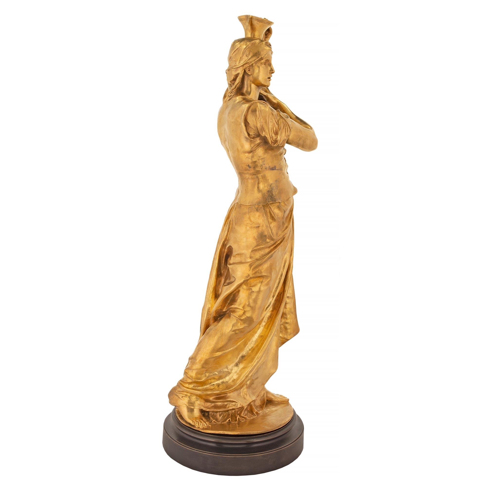 Français Statue française du XIXe siècle de style Louis XVI en bronze doré et bronze, signée J. Gautherin en vente