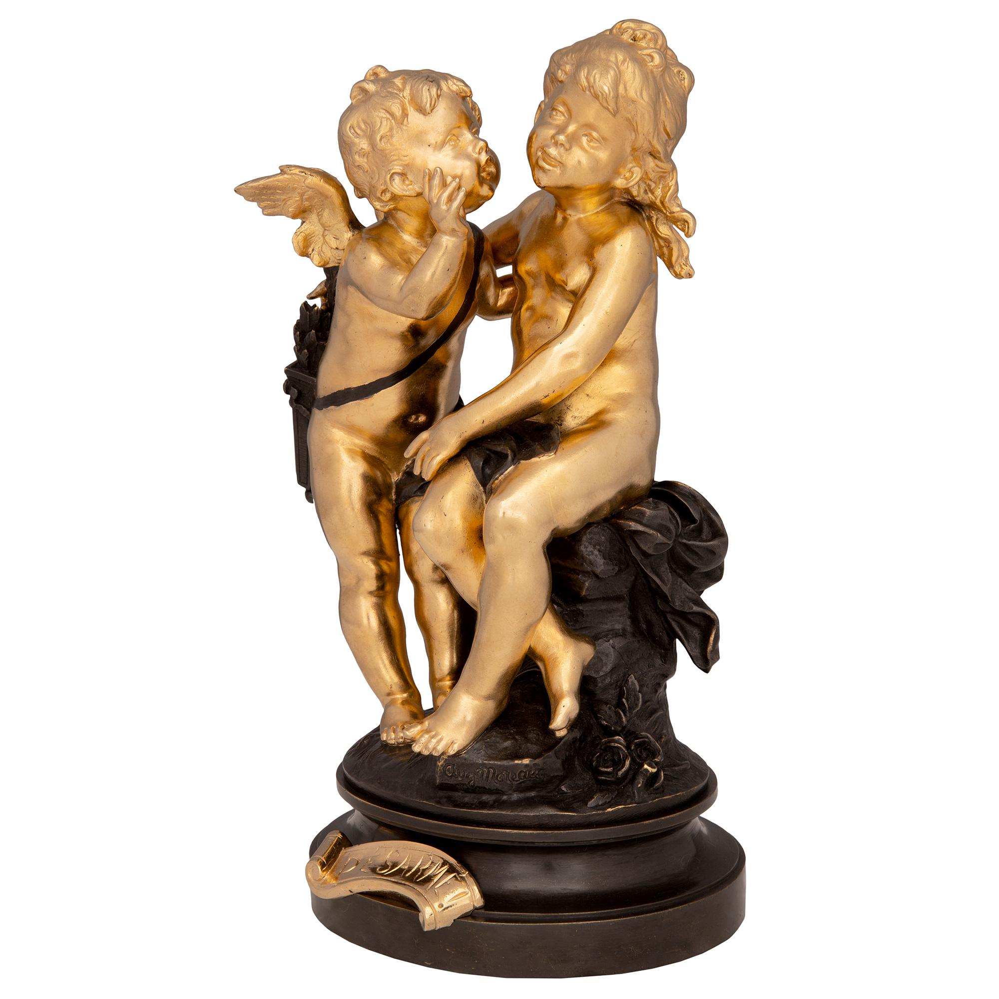 Charmante statue en bronze doré et patiné de style Louis XVI, datant du XIXe siècle, représentant le jeune Cupidon et Psyché, intitulée 
