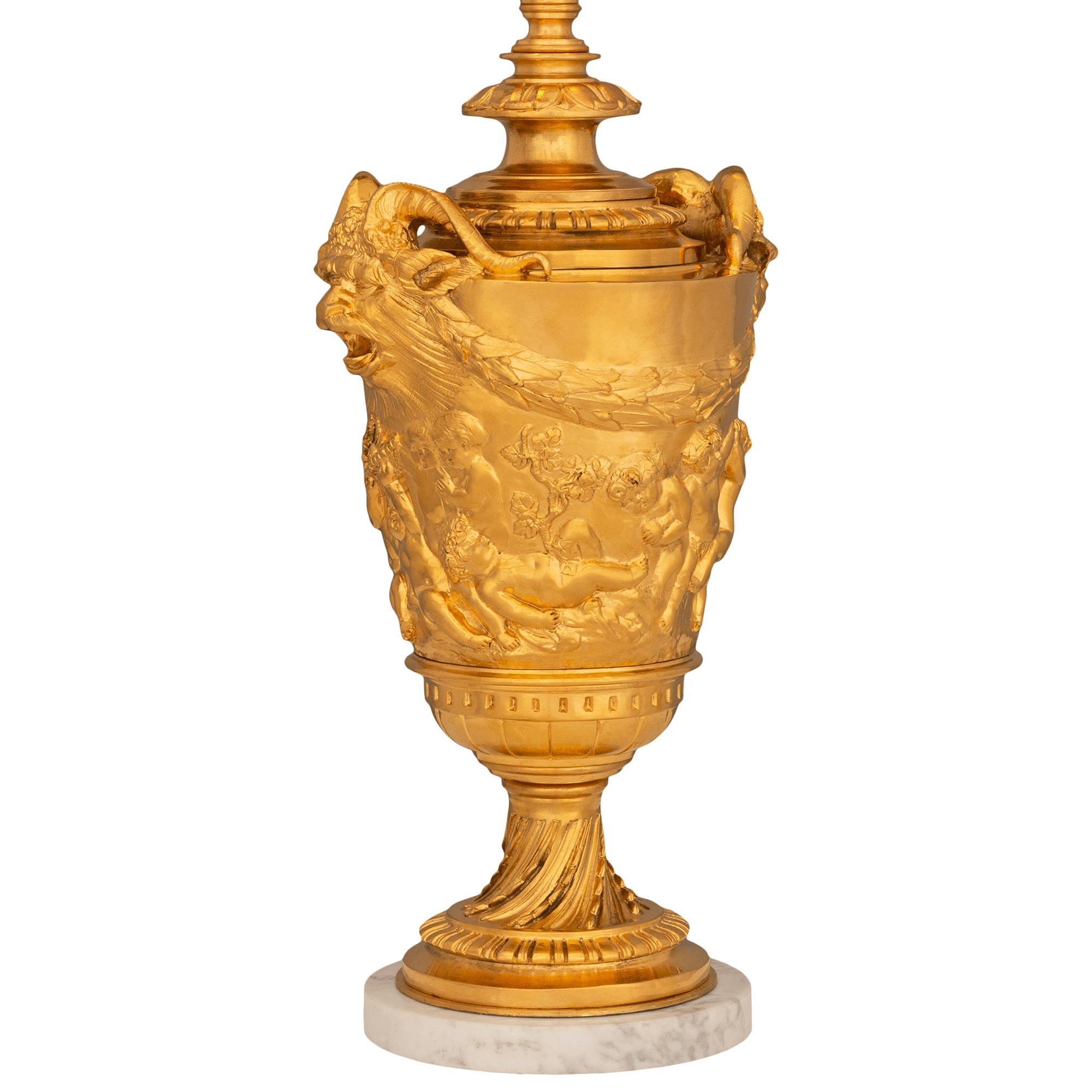 Eine atemberaubende und qualitativ hochwertige französische Lampe aus dem 19. Jahrhundert aus Ormolu und Calacatta-Marmor. Diese schöne Lampe steht auf einem runden Sockel aus Calacatta-Marmor unter einem gesprenkelten und geriffelten Ormolu-Band