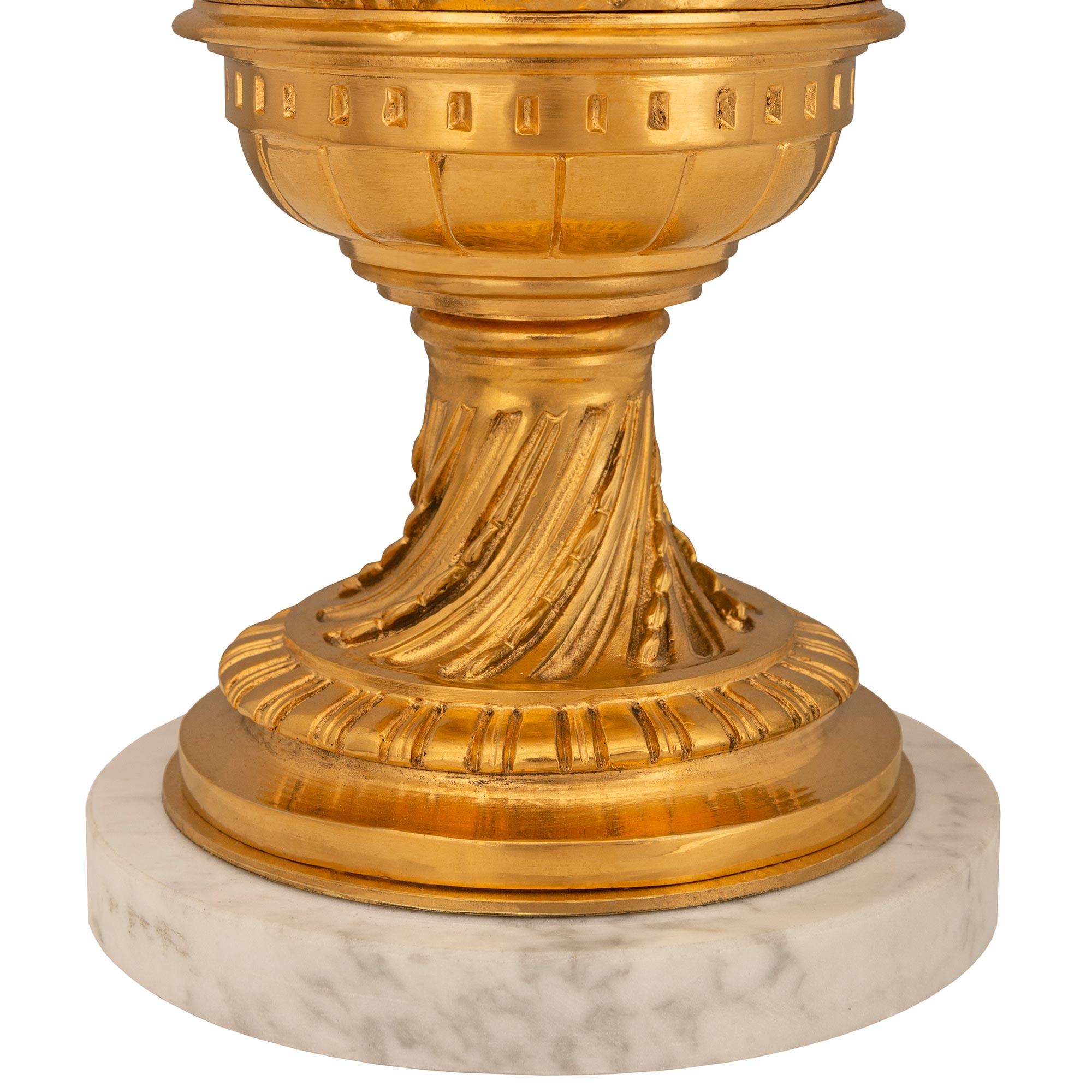 Französische Louis-XVI-Lampe aus Goldbronze und Calacatta-Marmor, 19. Jahrhundert im Angebot 4