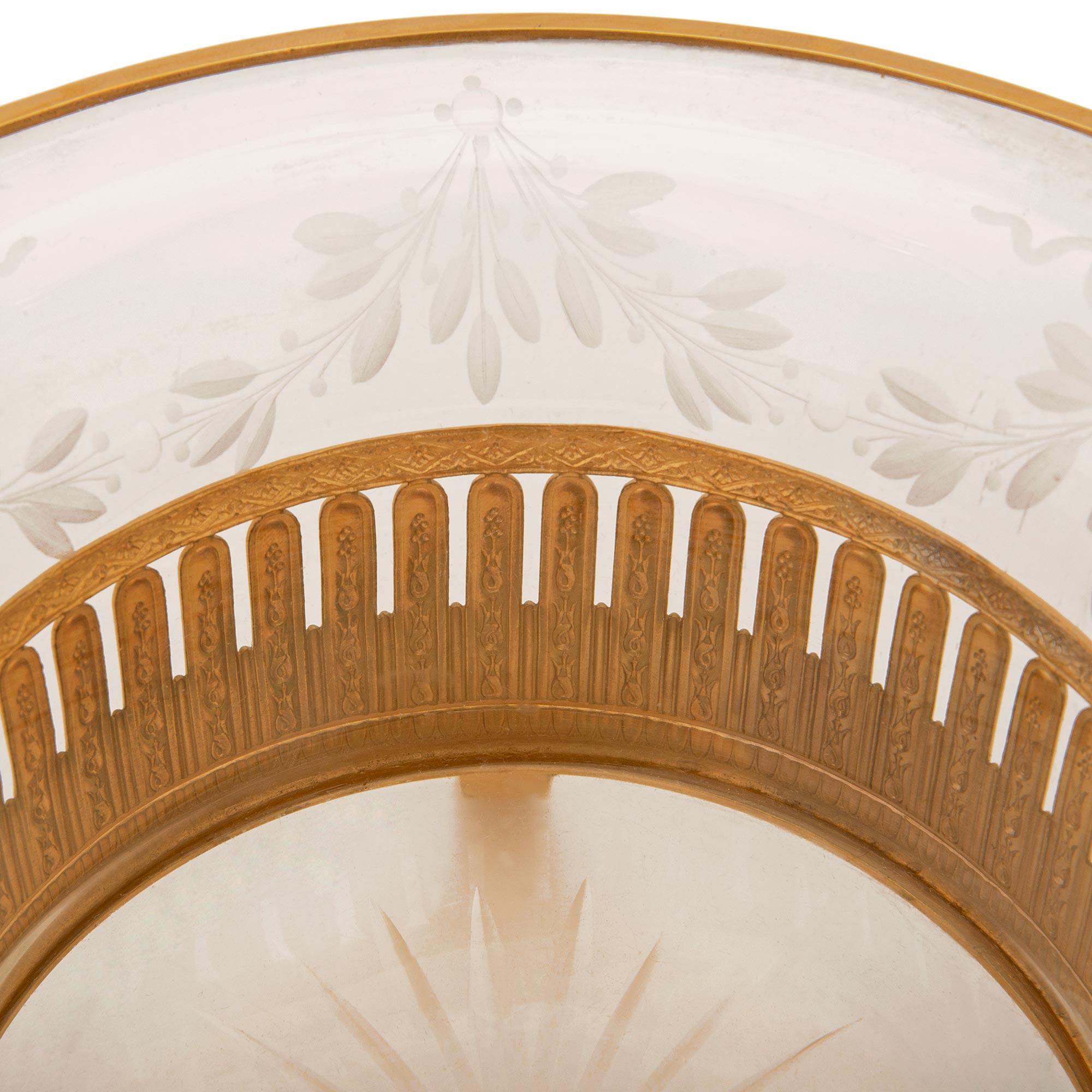 Centre de table Louis XVI du XIXe siècle en bronze doré et cristal en vente 1