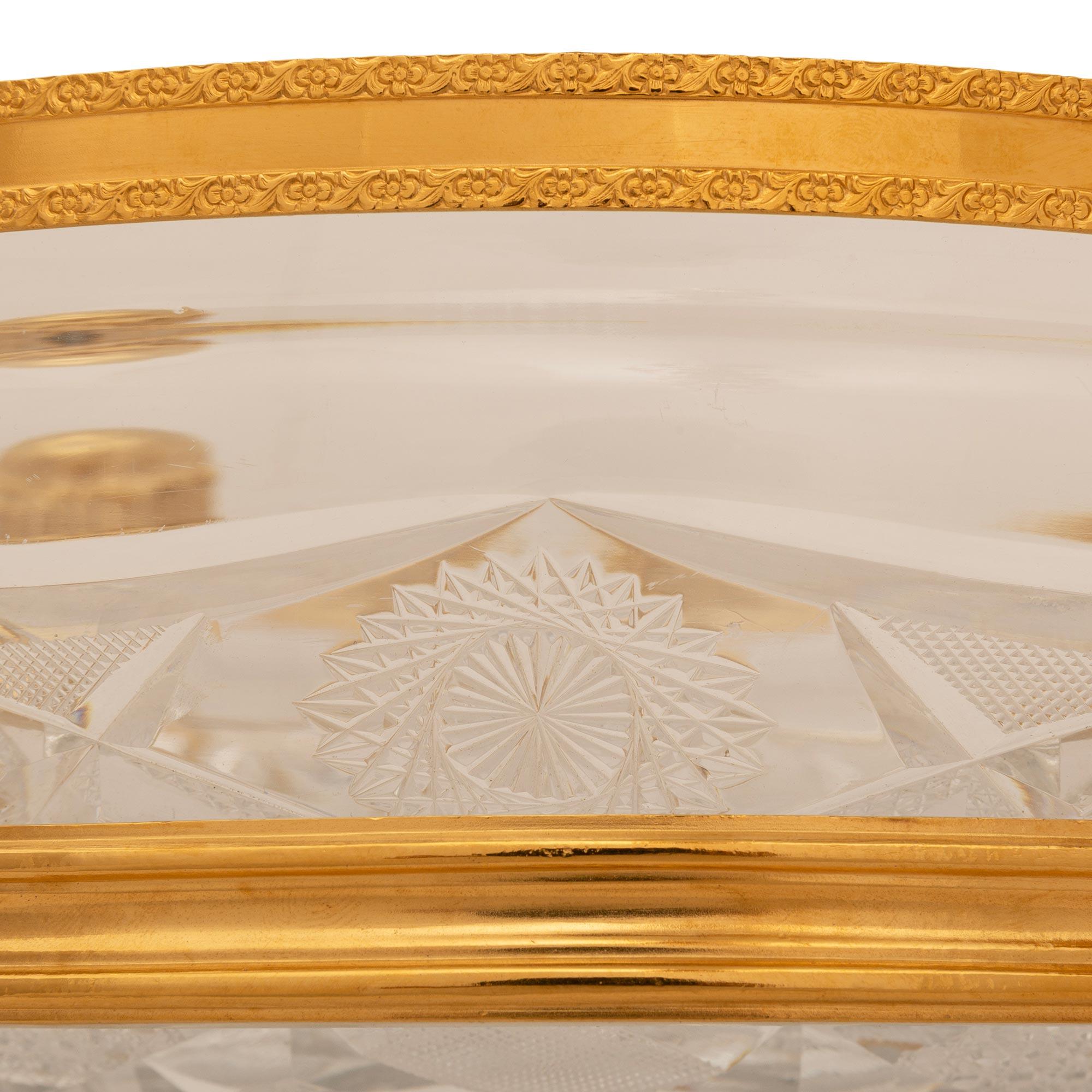 Centre de table Louis XVI du XIXe siècle en bronze doré et cristal en vente 2