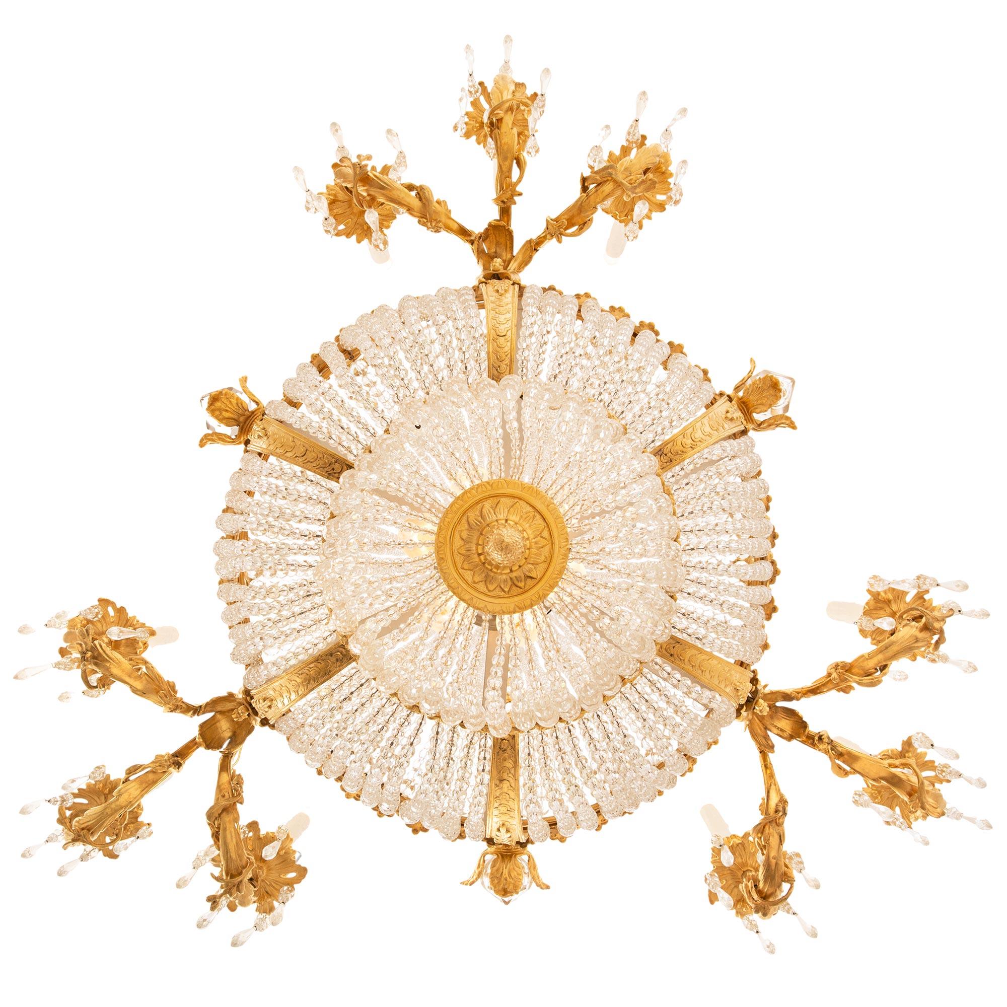 Lampadario francese del XIX secolo in stile Luigi XVI con ormolu e cristallo in vendita 5