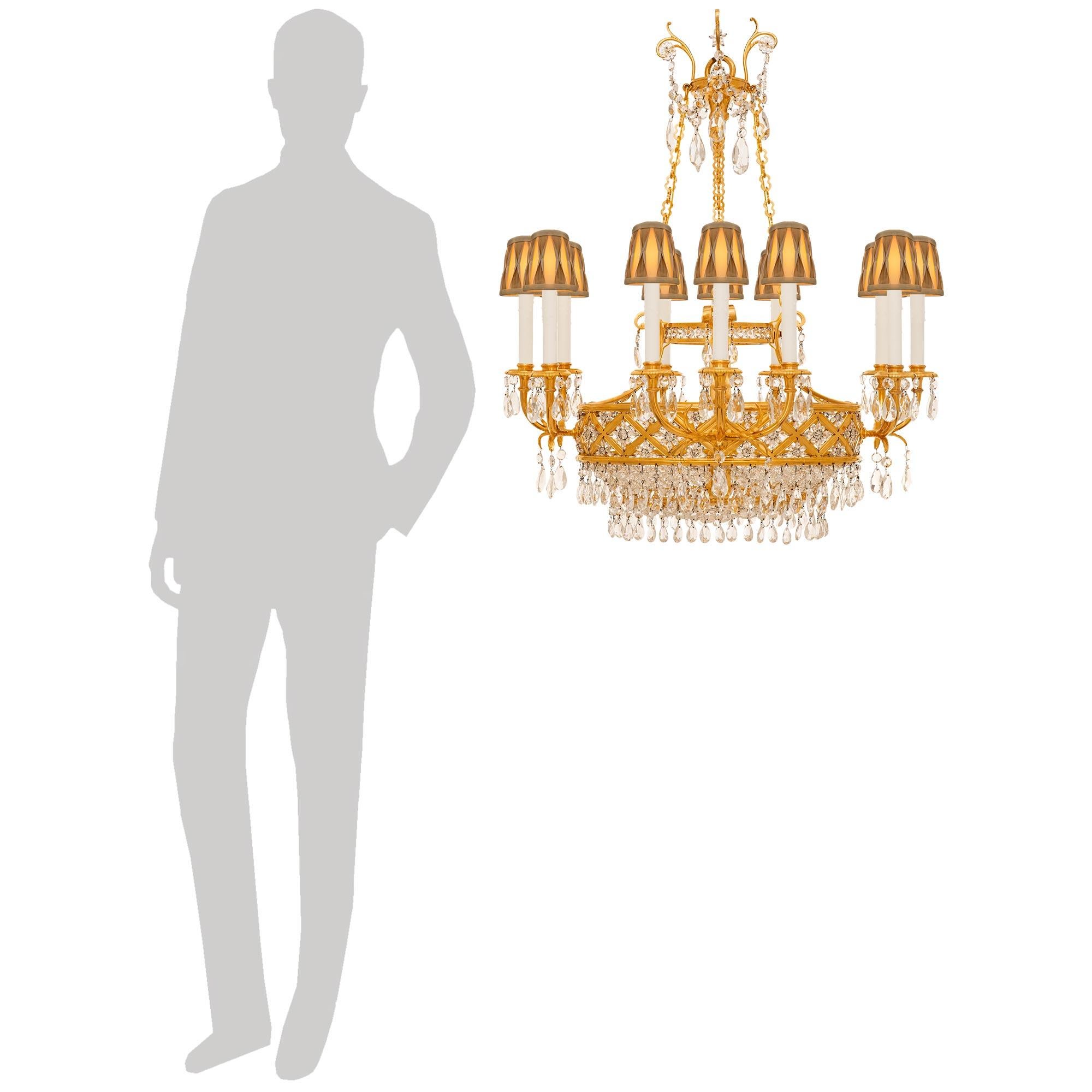 Uno splendido ed elegantissimo lampadario francese del XIX secolo St. Louis Crystal e Ormolu. Questo lampadario ovale a dodici luci, davvero unico nel suo genere, è centrato da cristalli con taglio a rosetta collegati tra loro per formare cinque