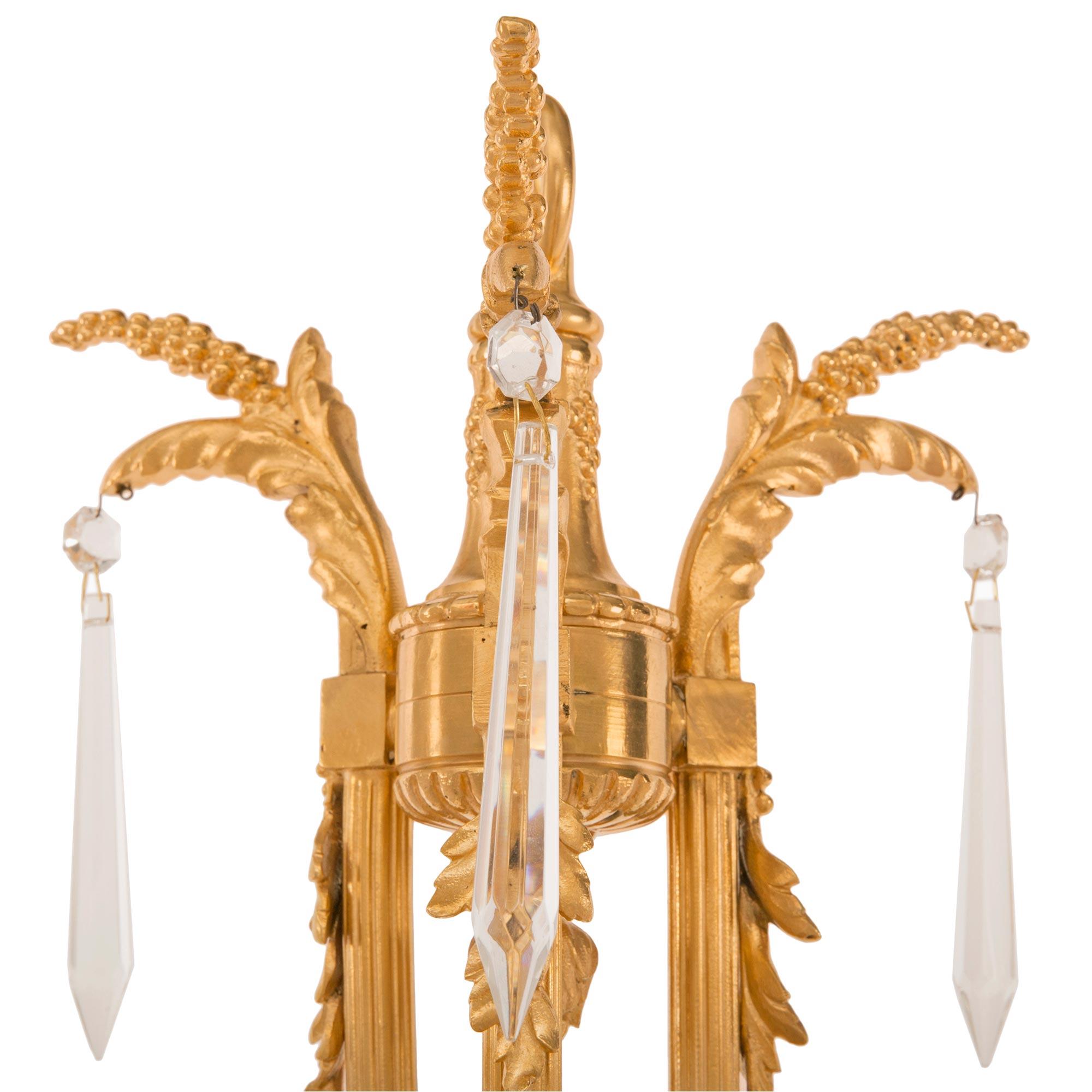 Luigi XVI Lampadario francese del XIX secolo St. Louis Crystal con ormolu e cristalli in vendita
