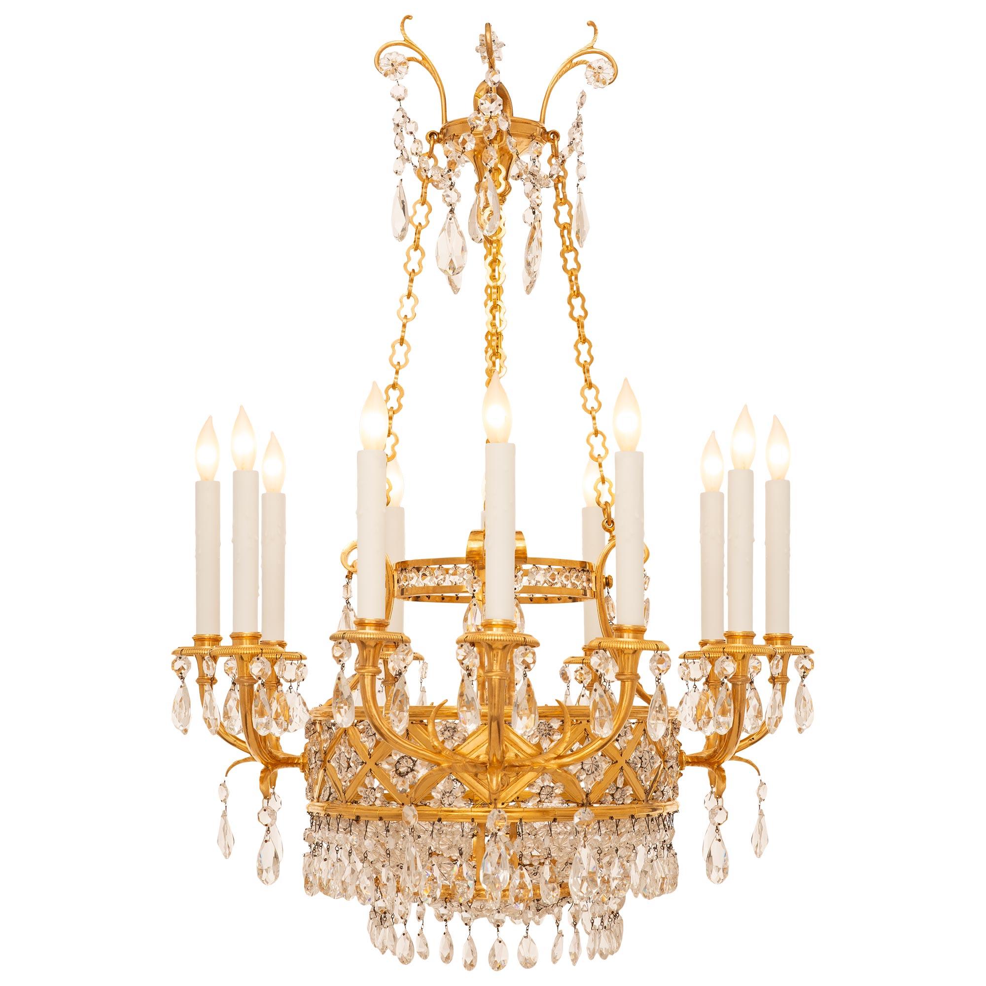 Francese Lampadario francese del XIX secolo in stile Luigi XVI con ormolu e cristallo in vendita