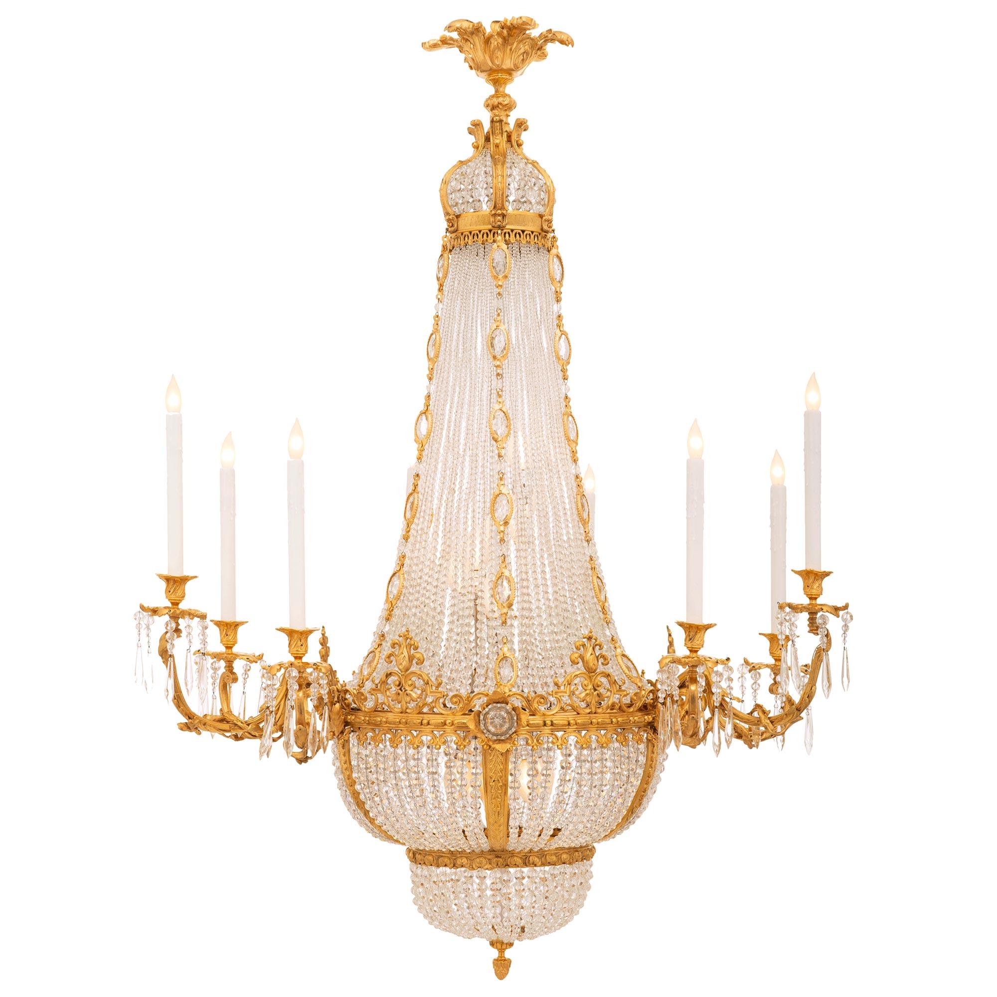 Francese Lampadario francese del XIX secolo in stile Luigi XVI con ormolu e cristallo in vendita
