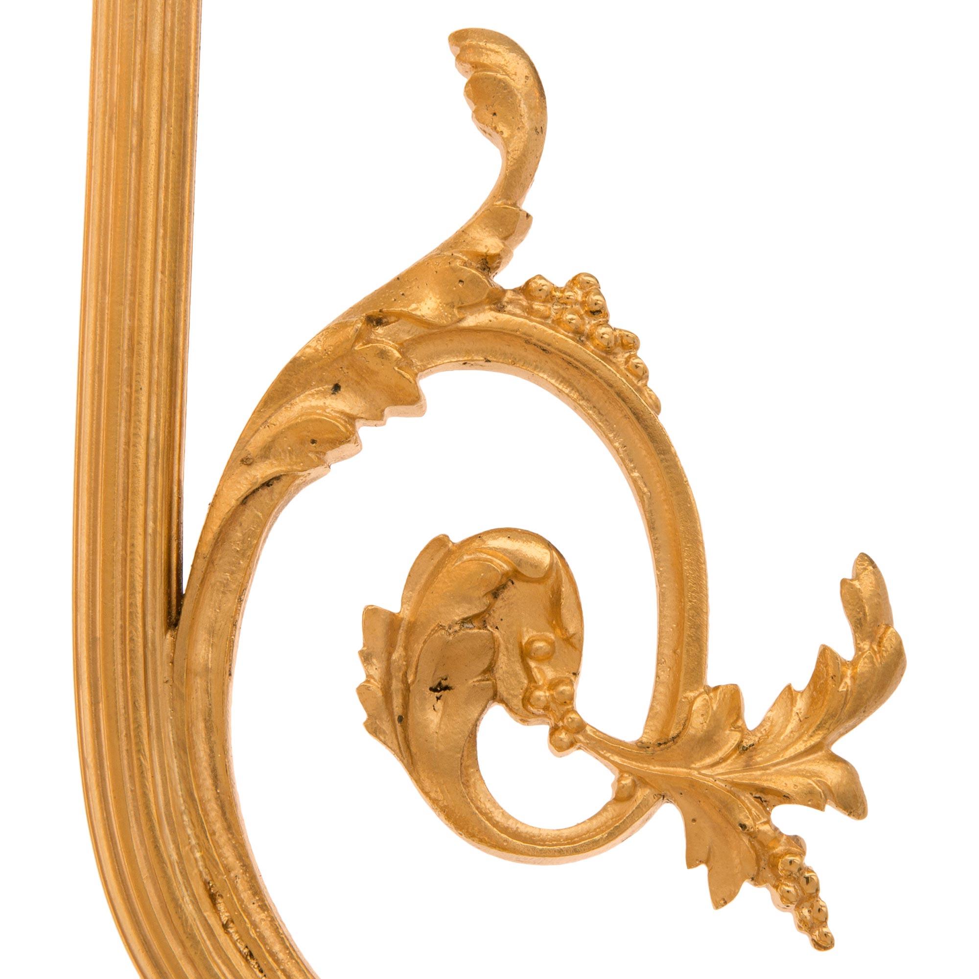 Francese Lampadario francese del XIX secolo St. Louis Crystal con ormolu e cristalli in vendita