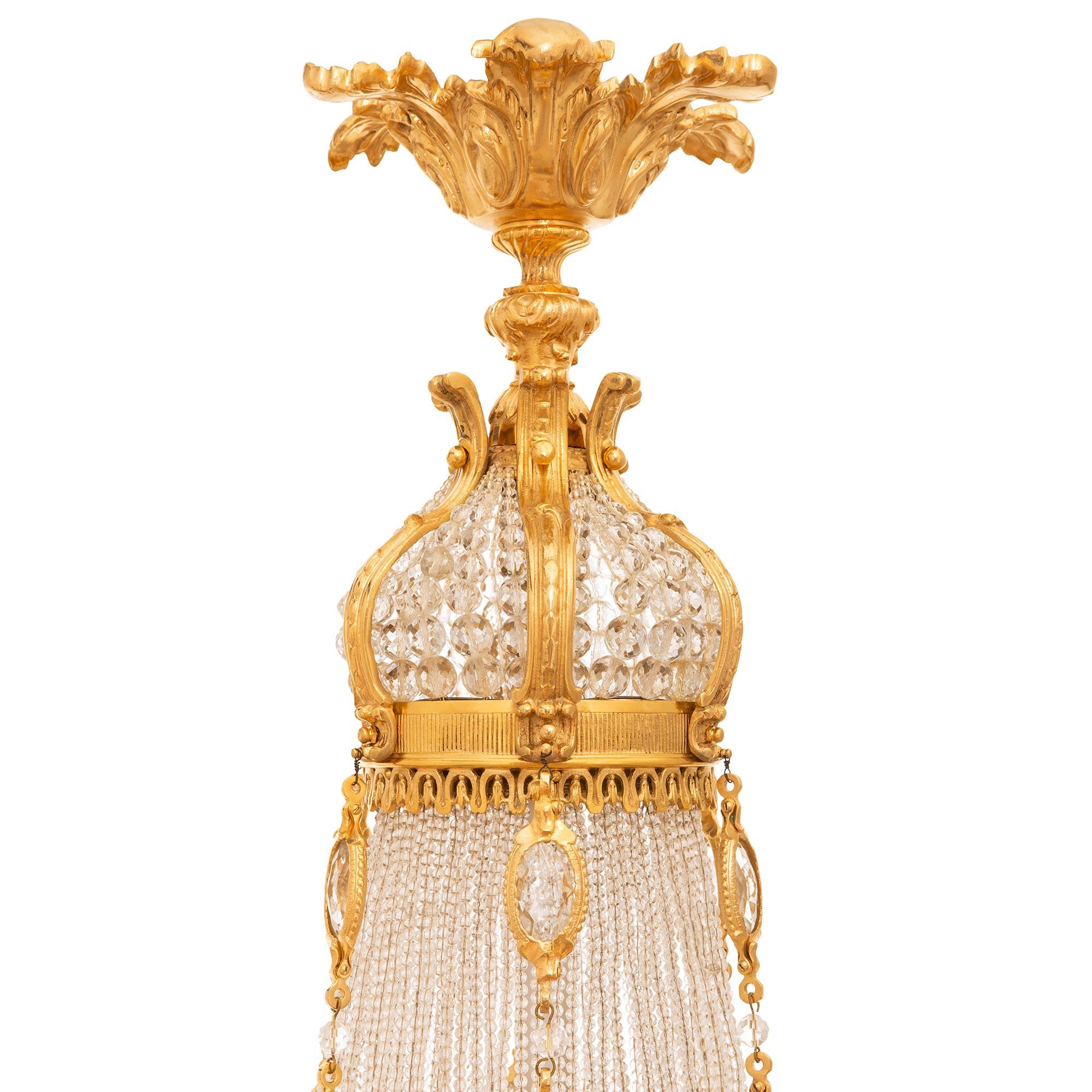 Lampadario francese del XIX secolo in stile Luigi XVI con ormolu e cristallo In condizioni buone in vendita a West Palm Beach, FL