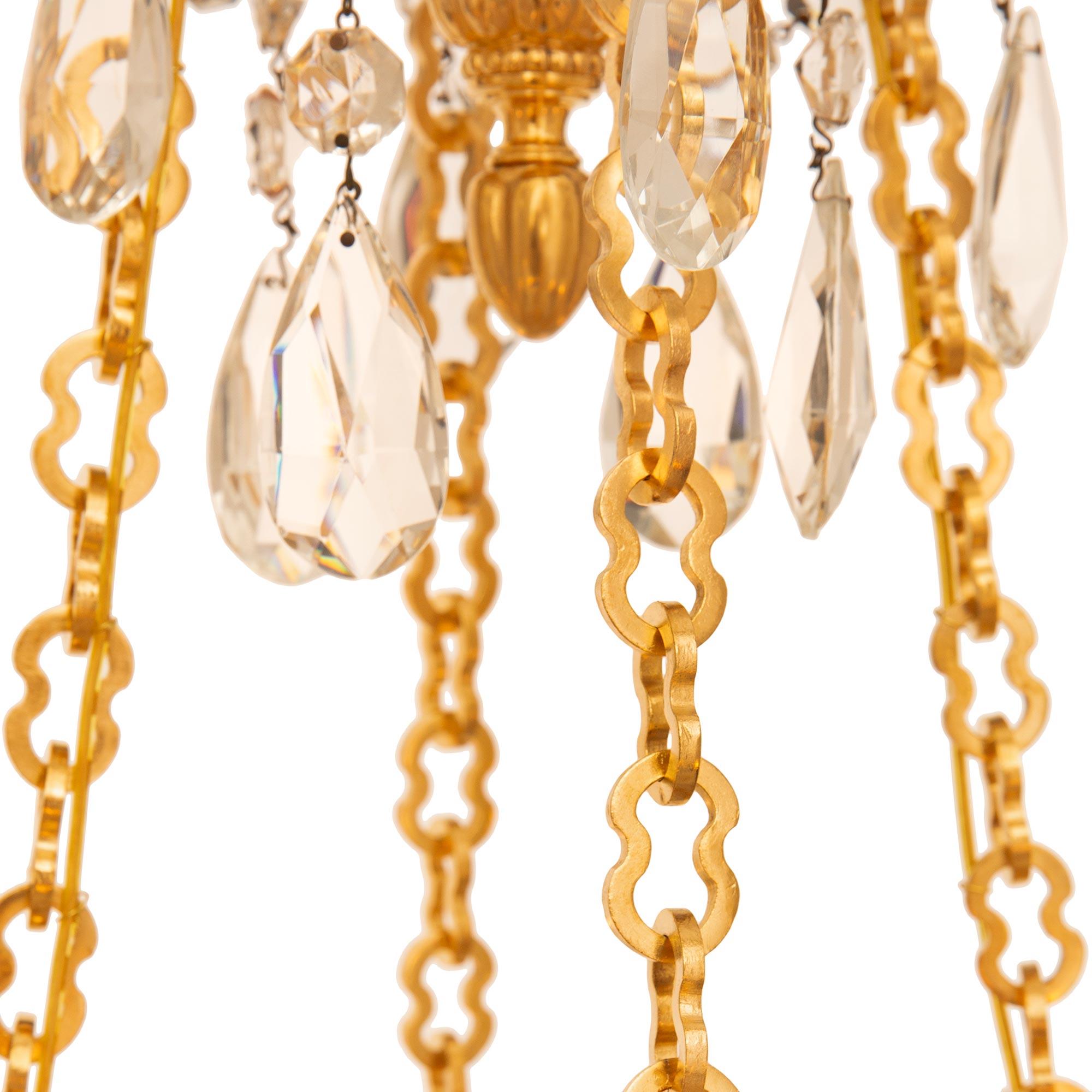 Cristallo Lampadario francese del XIX secolo in stile Luigi XVI con ormolu e cristallo in vendita