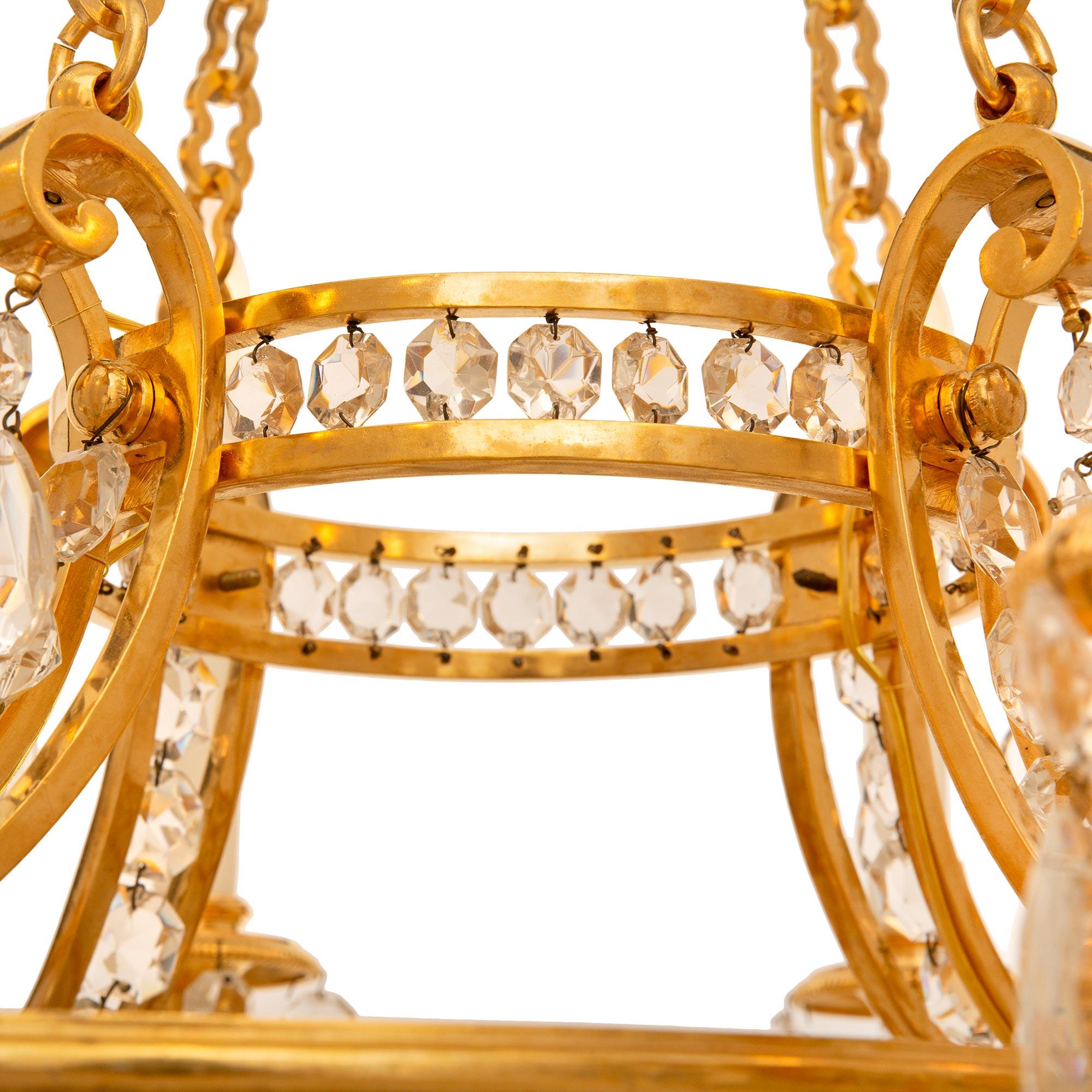 Lampadario francese del XIX secolo in stile Luigi XVI con ormolu e cristallo in vendita 1