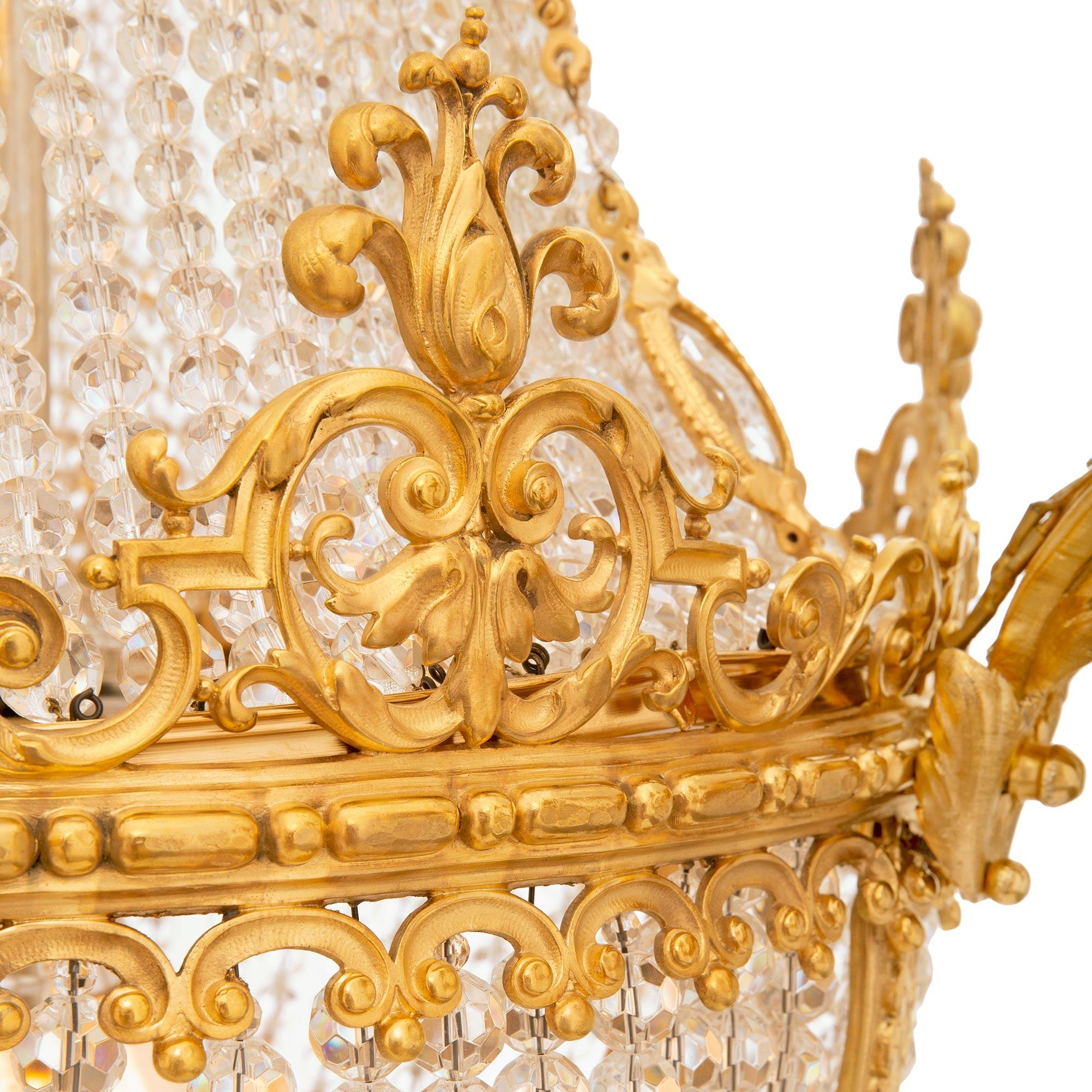 Lampadario francese del XIX secolo in stile Luigi XVI con ormolu e cristallo in vendita 1