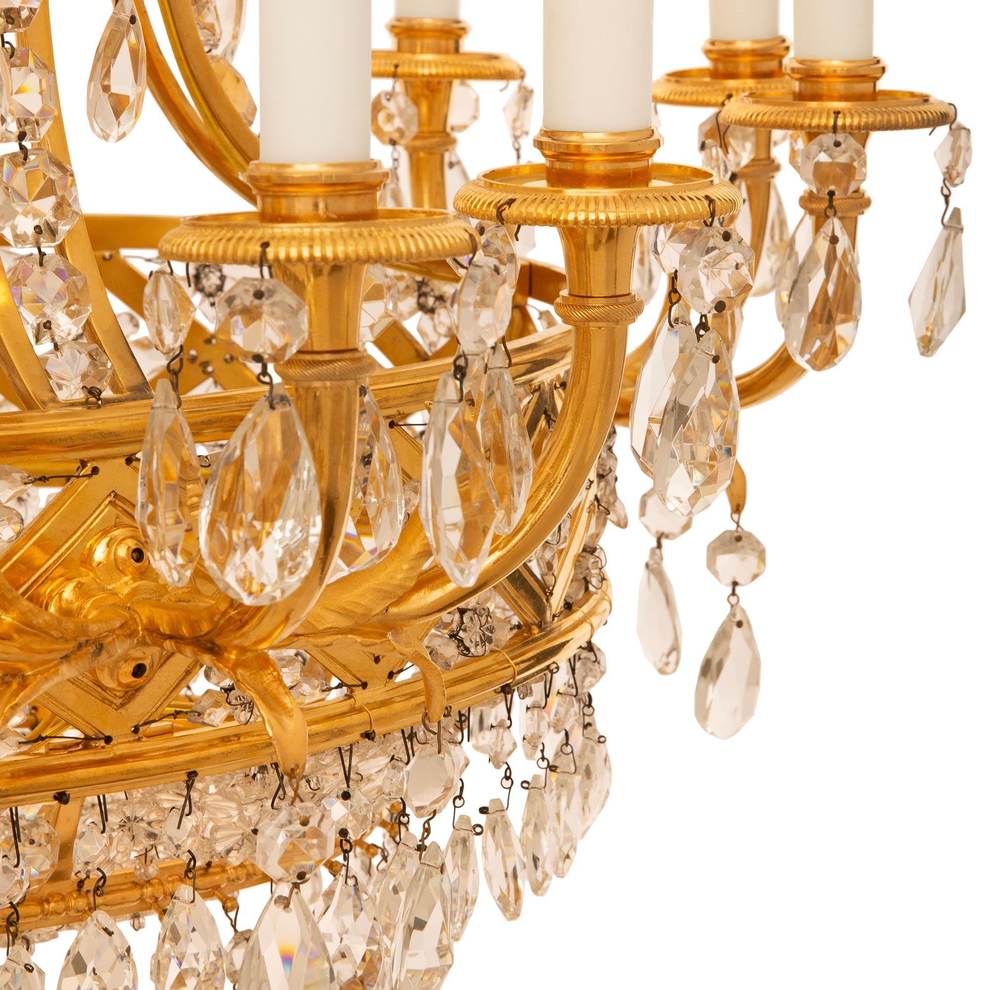 Lampadario francese del XIX secolo in stile Luigi XVI con ormolu e cristallo in vendita 2
