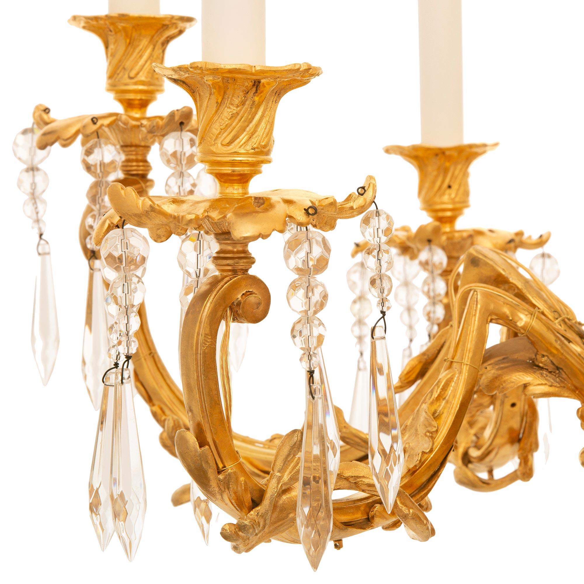 Lampadario francese del XIX secolo in stile Luigi XVI con ormolu e cristallo in vendita 2
