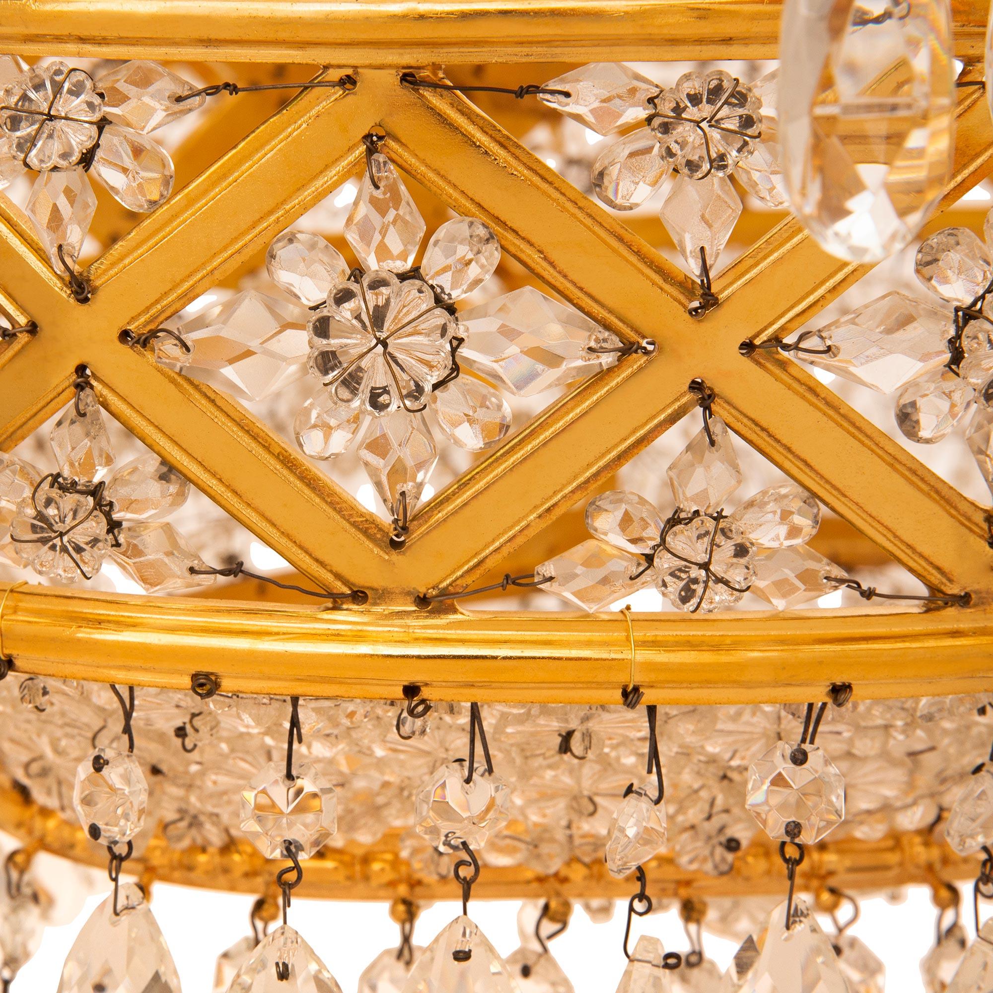 Lampadario francese del XIX secolo in stile Luigi XVI con ormolu e cristallo in vendita 3