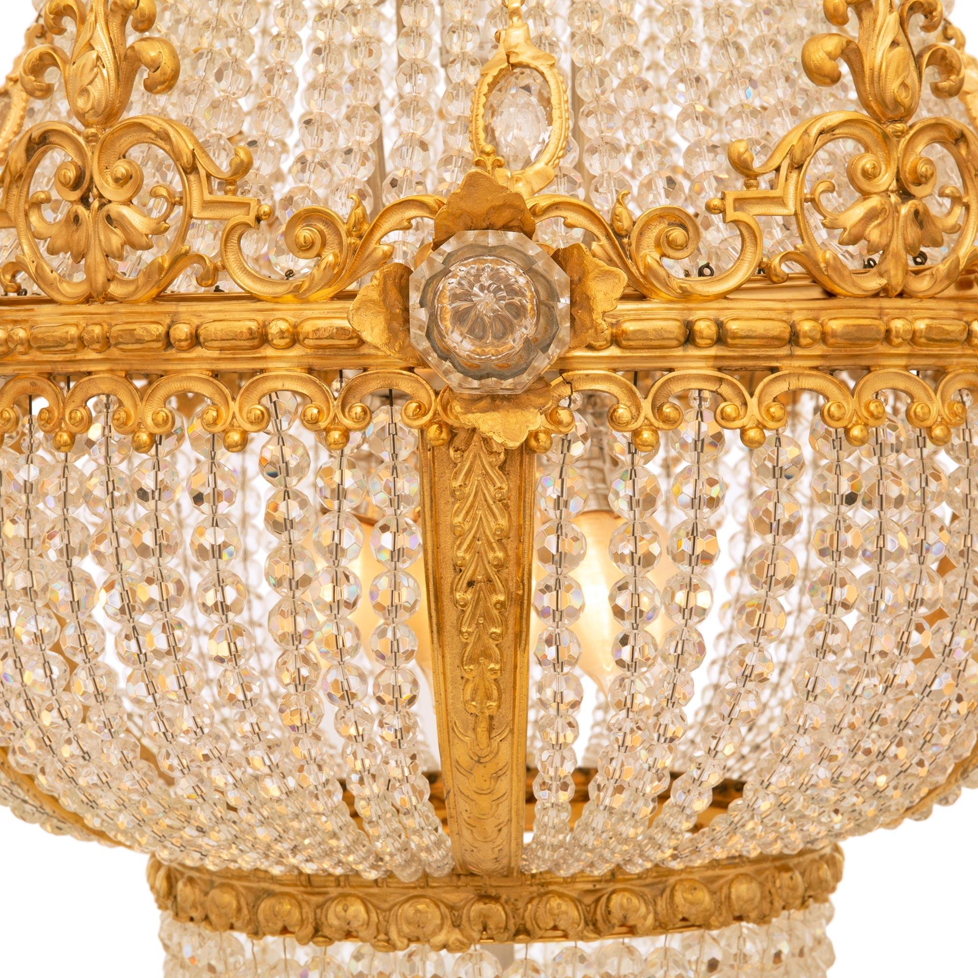 Lampadario francese del XIX secolo in stile Luigi XVI con ormolu e cristallo in vendita 3