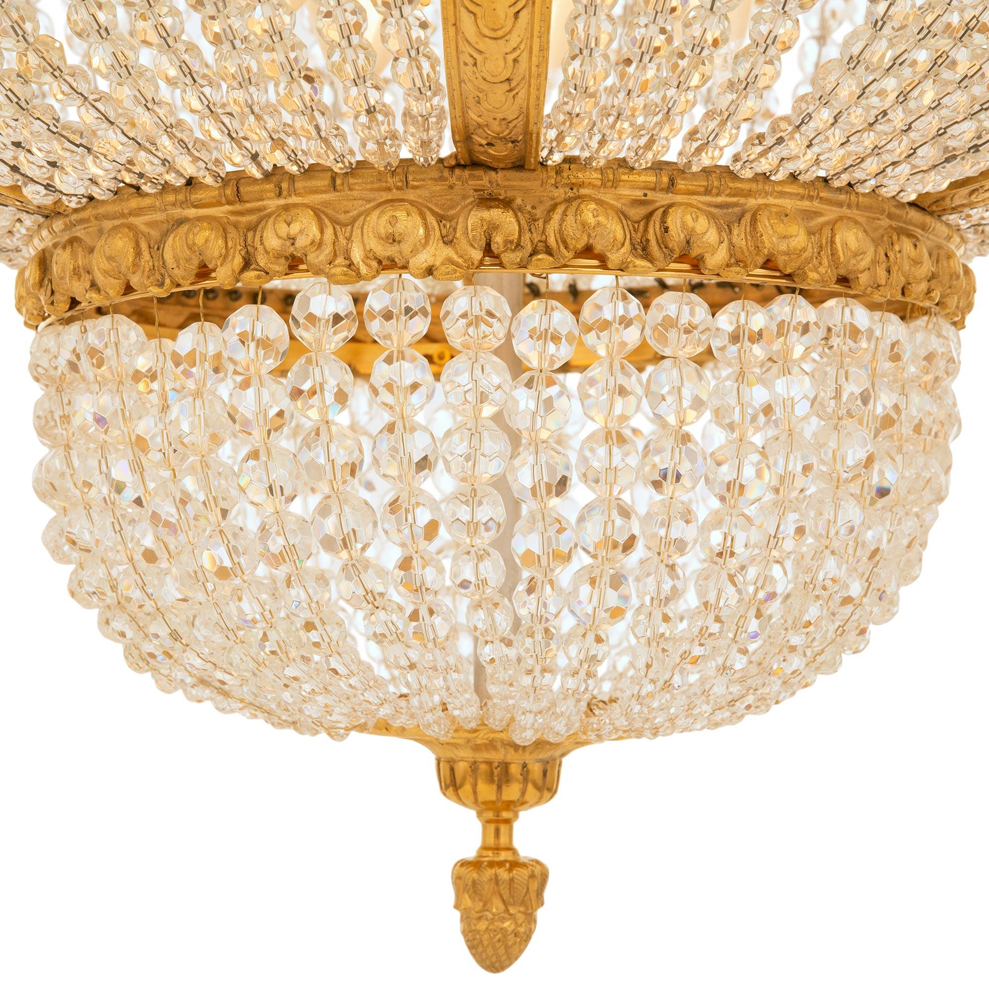 Lampadario francese del XIX secolo in stile Luigi XVI con ormolu e cristallo in vendita 4