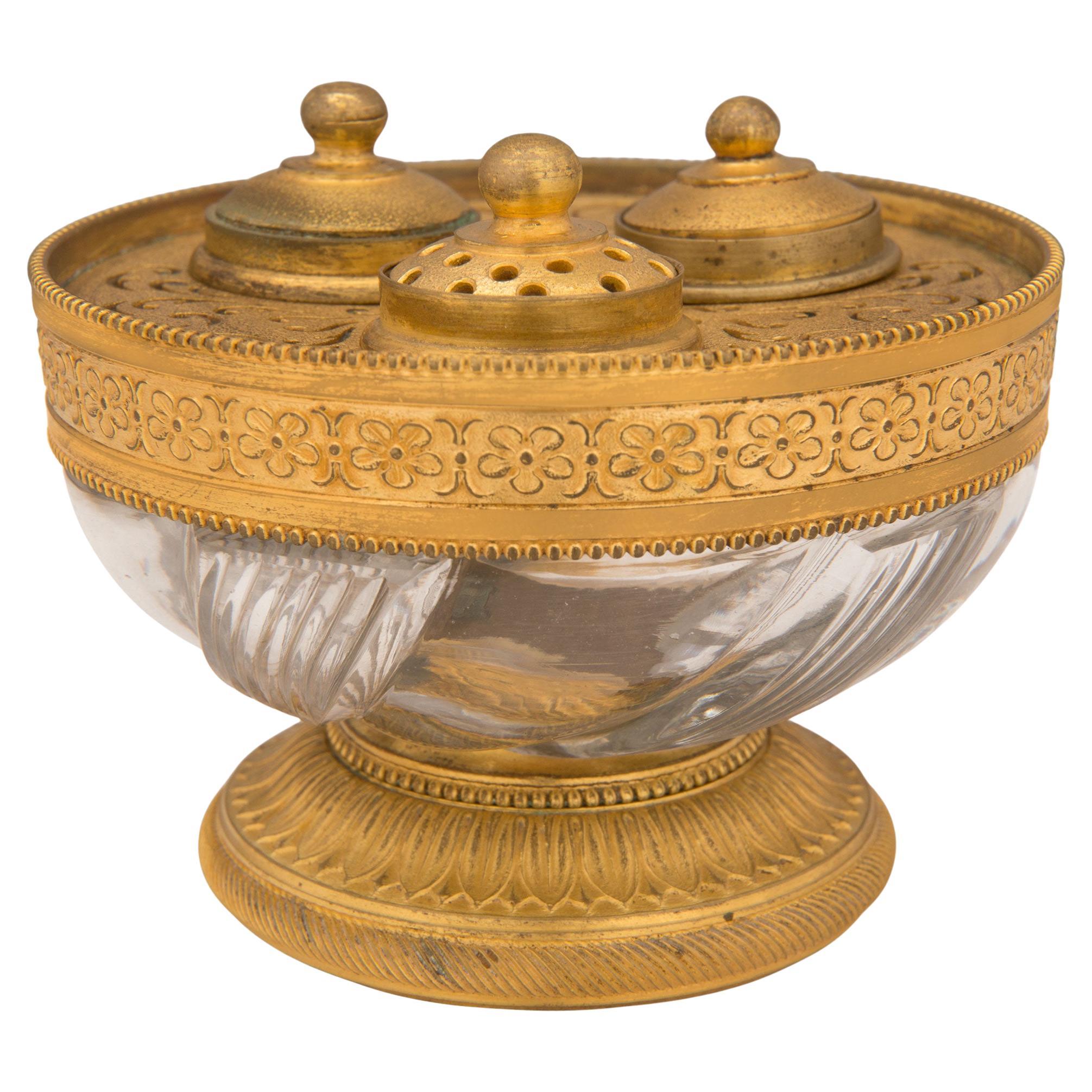 Encrier français du XIXe siècle de style Louis XVI en bronze doré et cristal