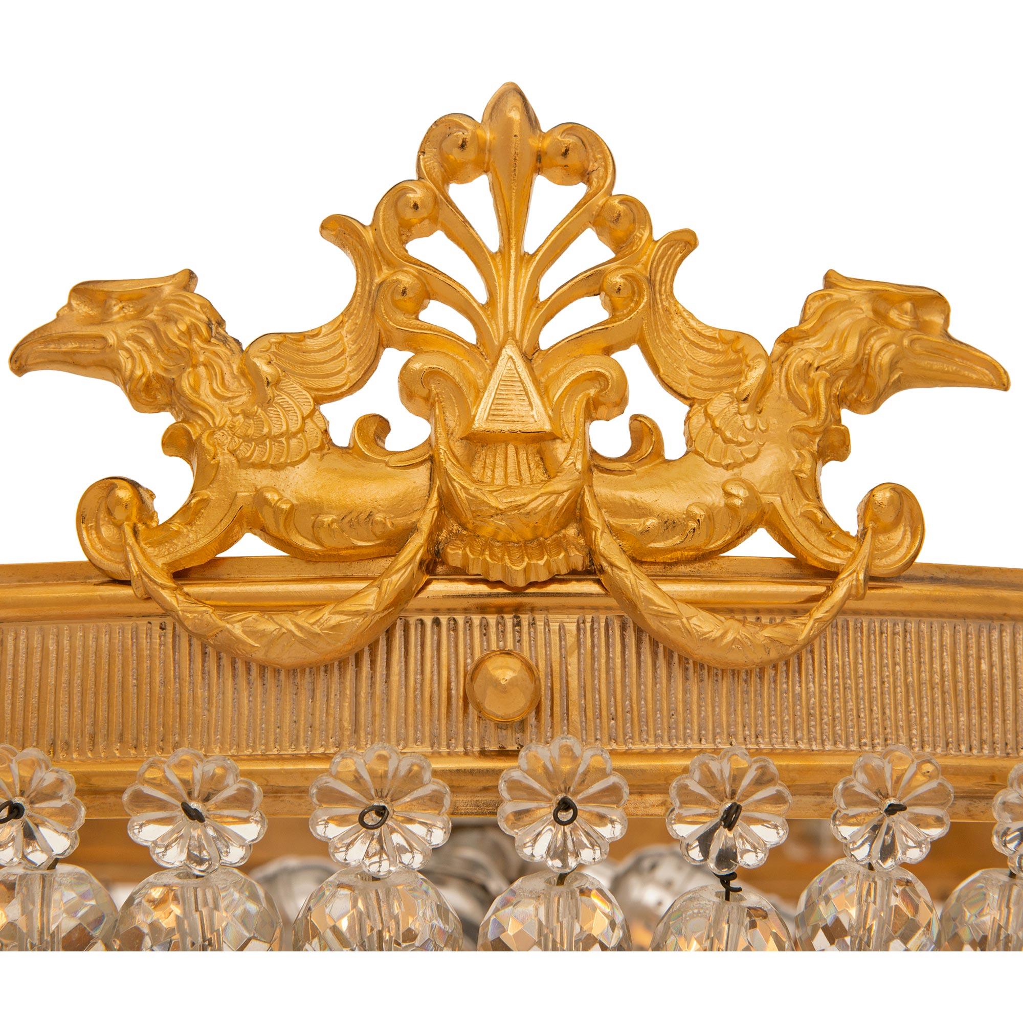 Französischer Plafonnier-Kronleuchter aus Goldbronze und Kristall im Louis-XVI-Stil des 19. Jahrhunderts (Louis XVI.) im Angebot