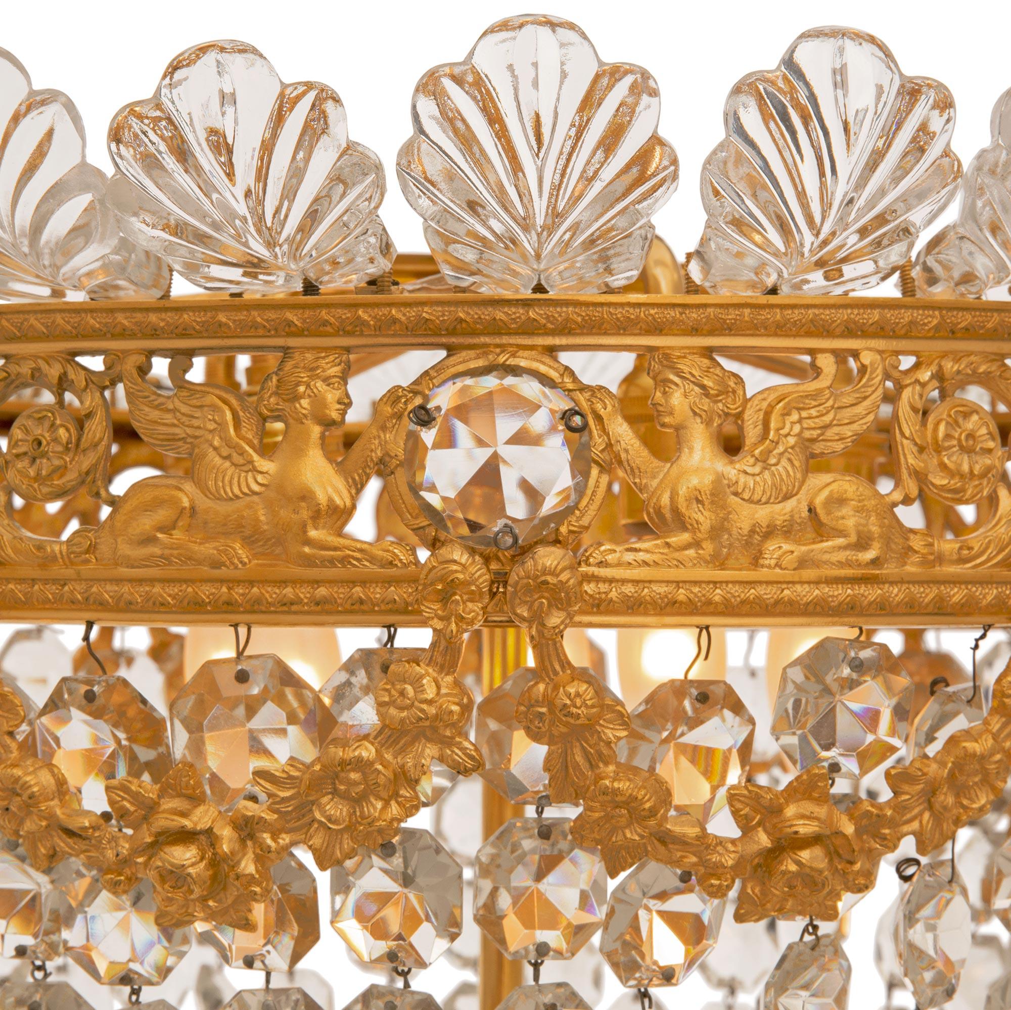 Französischer Plafonnier-Kronleuchter aus Goldbronze und Kristall im Louis-XVI-Stil des 19. Jahrhunderts im Zustand „Gut“ im Angebot in West Palm Beach, FL
