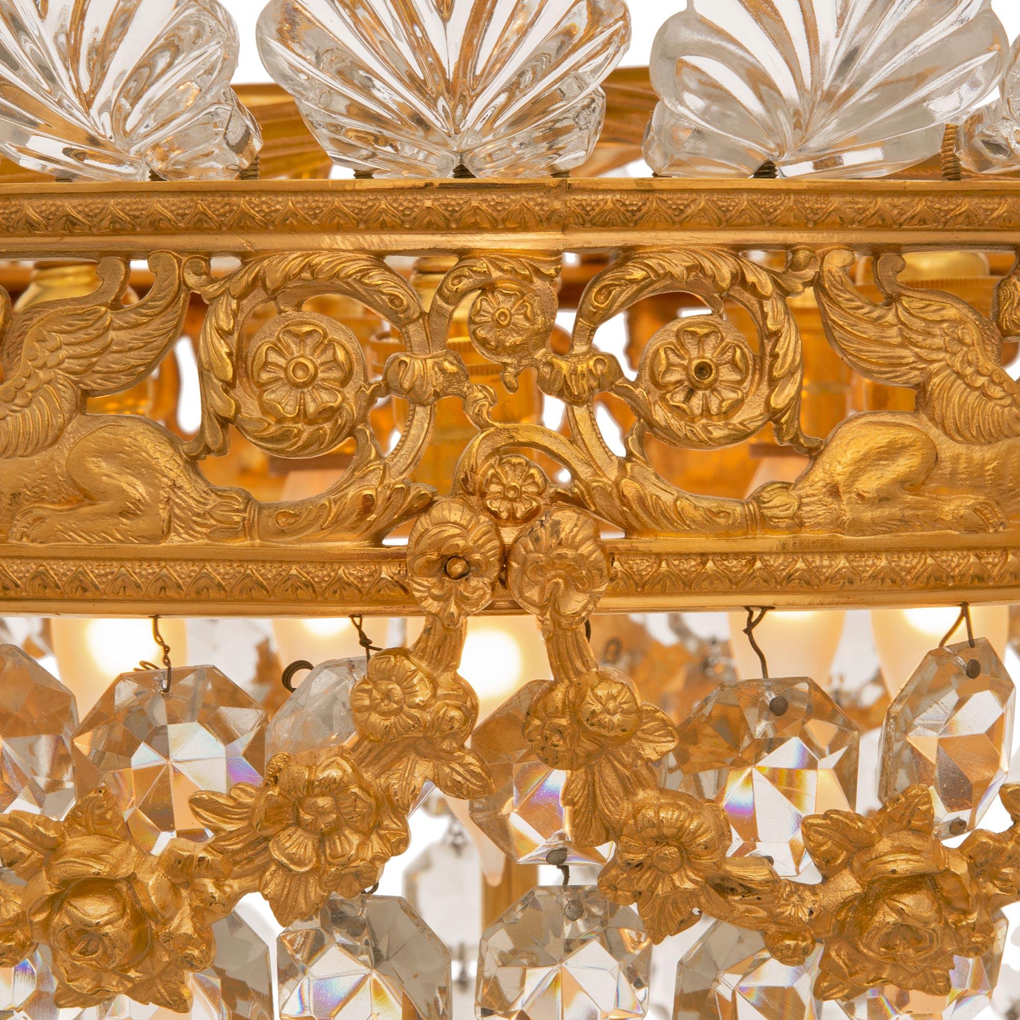 Französischer Plafonnier-Kronleuchter aus Goldbronze und Kristall im Louis-XVI-Stil des 19. Jahrhunderts im Angebot 1