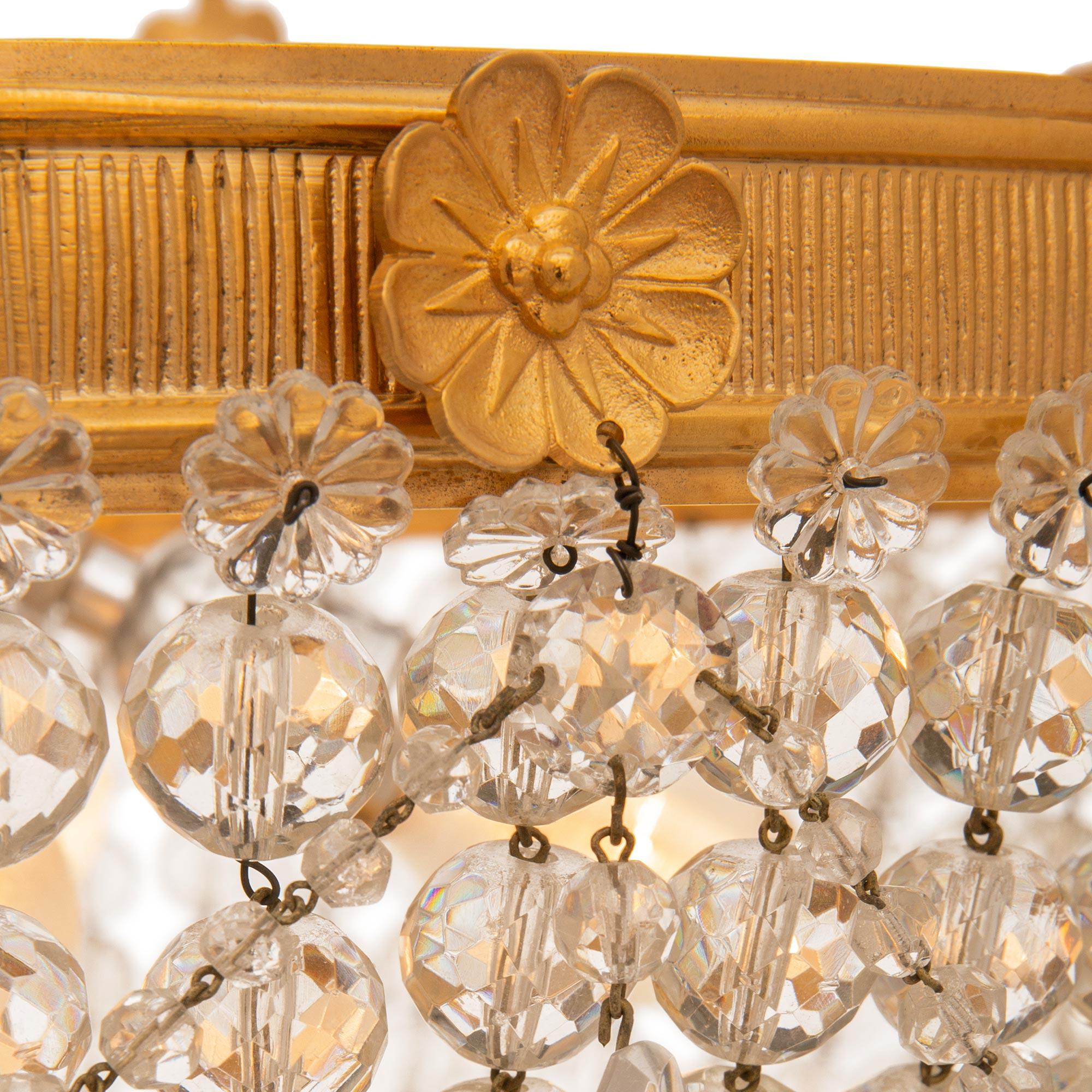 Französischer Plafonnier-Kronleuchter aus Goldbronze und Kristall im Louis-XVI-Stil des 19. Jahrhunderts im Angebot 1