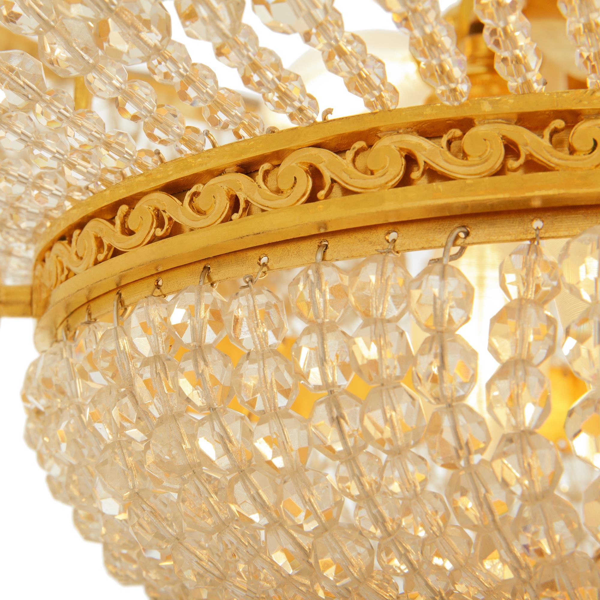 Lampadario plafonnier francese del XIX secolo in stile Luigi XVI con ormolatura e cristallo in vendita 1