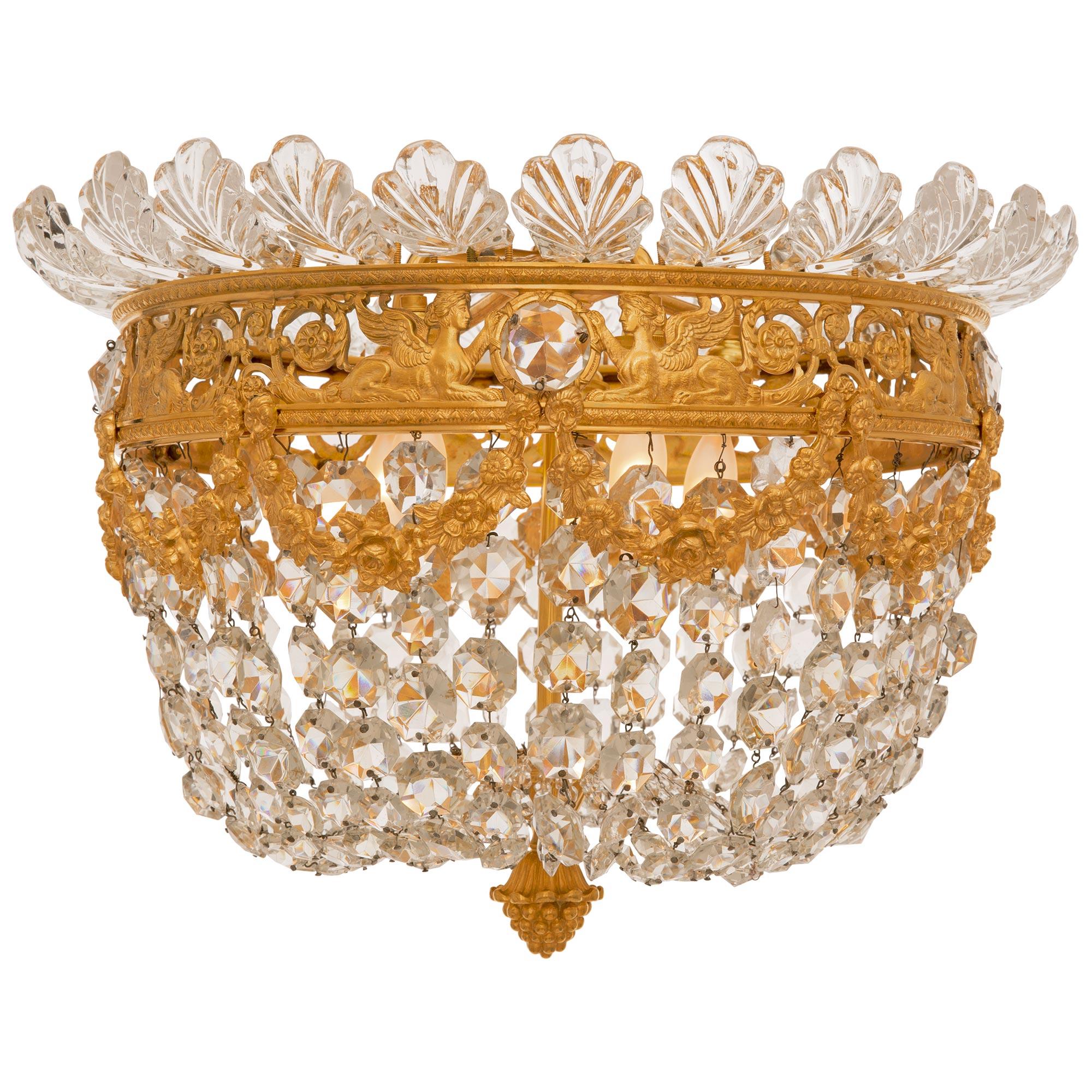 Französischer Plafonnier-Kronleuchter aus Goldbronze und Kristall im Louis-XVI-Stil des 19. Jahrhunderts im Angebot 3