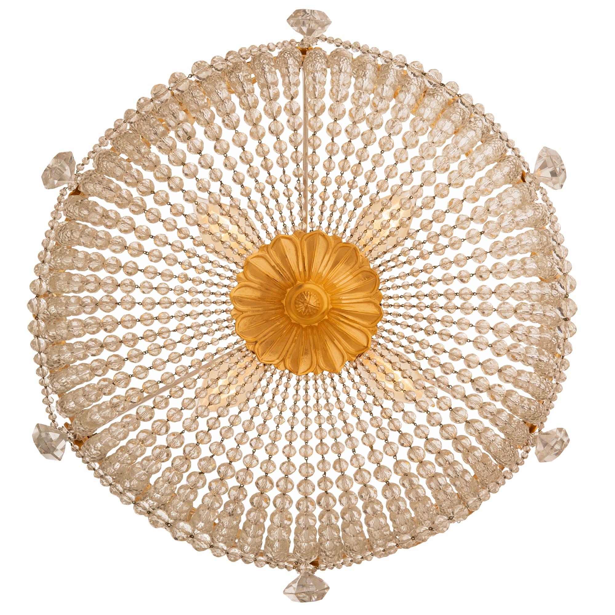 Französischer Plafonnier-Kronleuchter aus Goldbronze und Kristall im Louis-XVI-Stil des 19. Jahrhunderts im Angebot 3