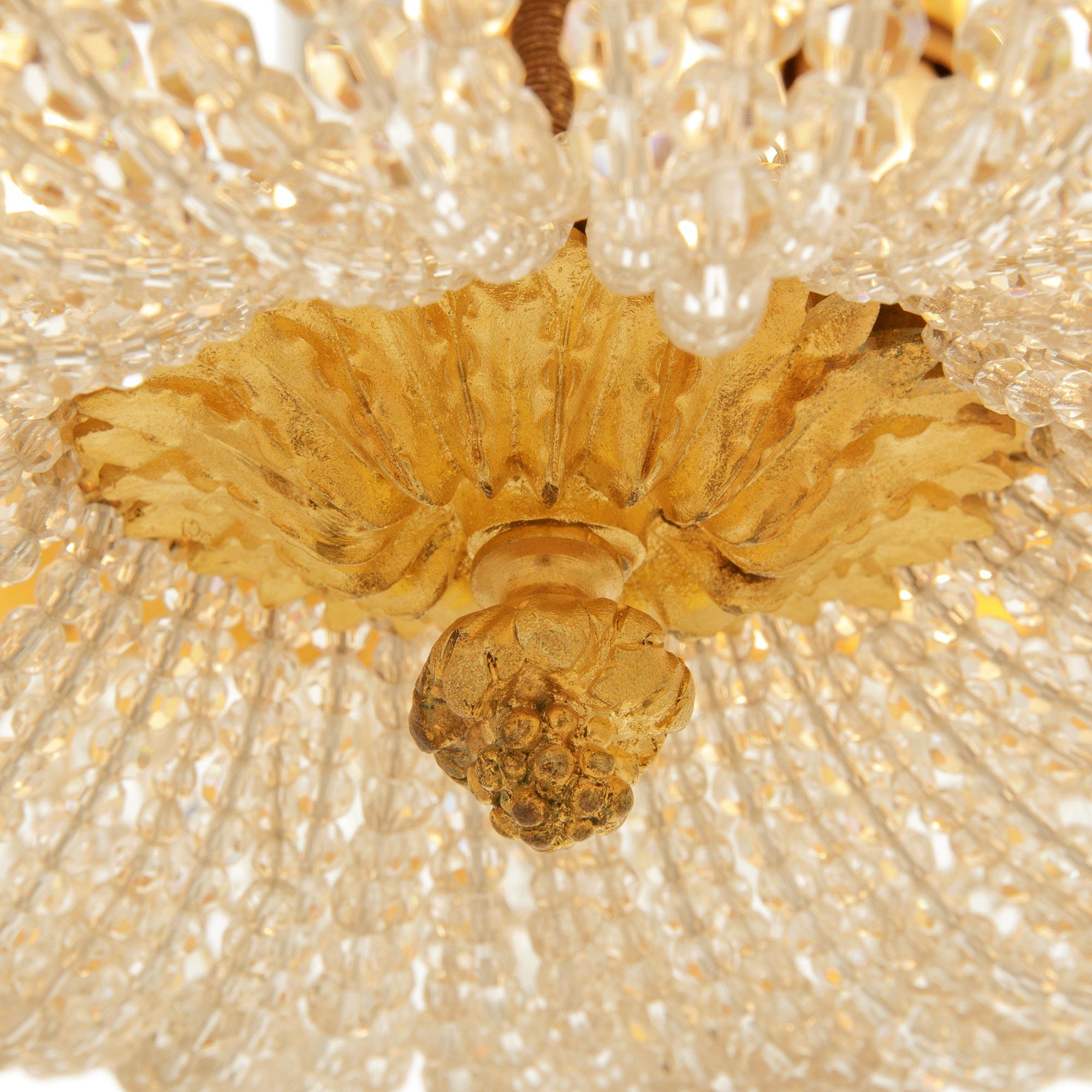 Lampadario plafonnier francese del XIX secolo in stile Luigi XVI con ormolatura e cristallo in vendita 2