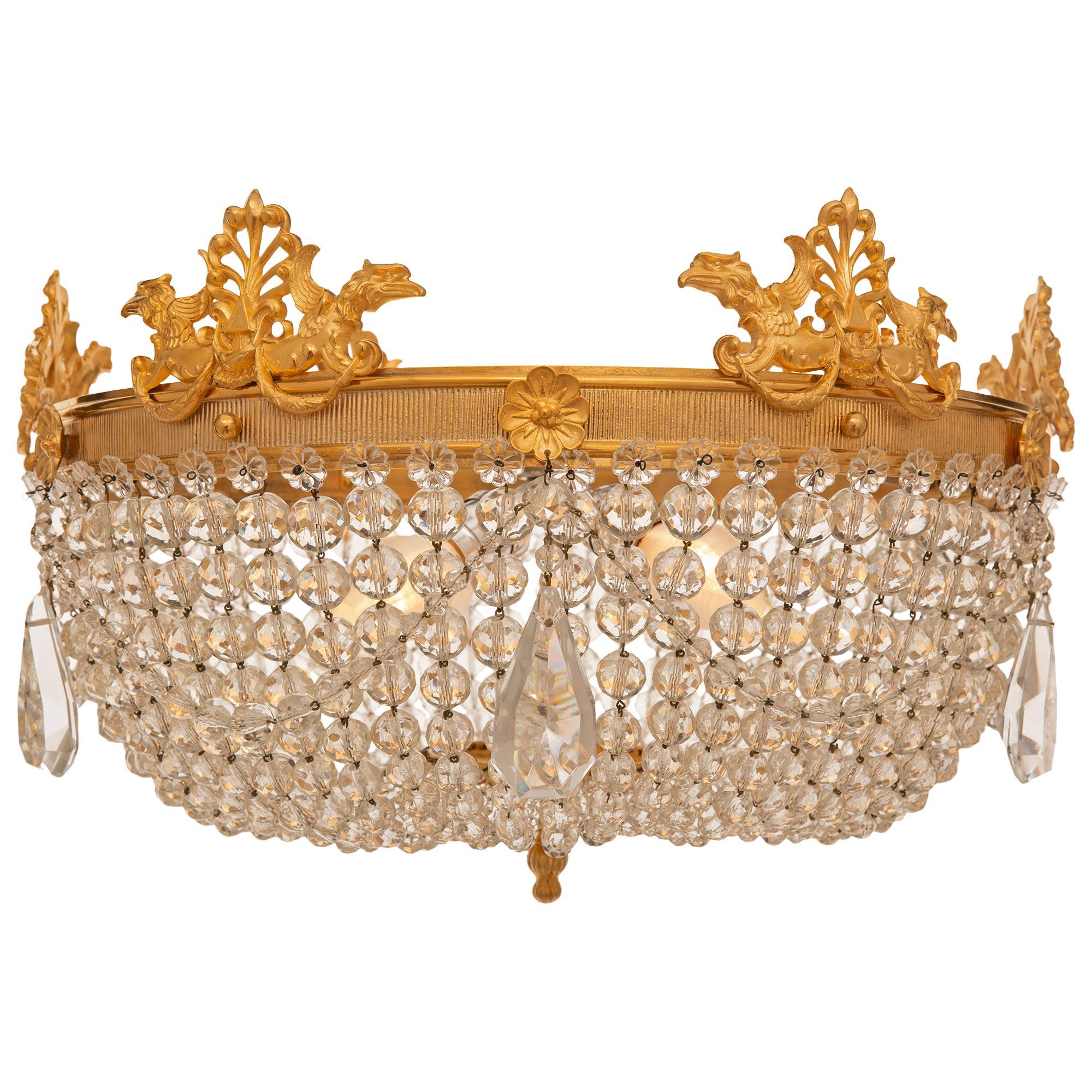 Französischer Plafonnier-Kronleuchter aus Goldbronze und Kristall im Louis-XVI-Stil des 19. Jahrhunderts im Angebot 4
